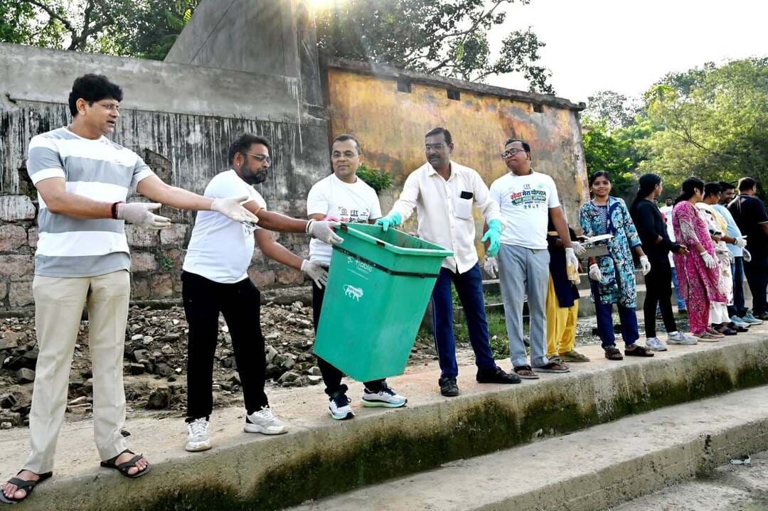 सेवा संकल्प अभियान के तहत डोंगा घाट में चला विशेष स्वच्छता अभियान
कलेक्टर, जनप्रतिनिधियों एवं नागरिकों ने किया श्रमदान, स्वच्छता को जन-आंदोलन बनाने का दिया संदेश
“सेवा मेरा योगदान” के तहत हसदेव नदी तट की साफ-सफाई कर लिया स्वच्छता का संकल्प
#SushasanSarkar #सुशासन_सरकार #SevaSankalpAbhiyan #SevaMeraYogdan #janjgirchampa
CMO Chhattisgarh DPR Chhattisgarh