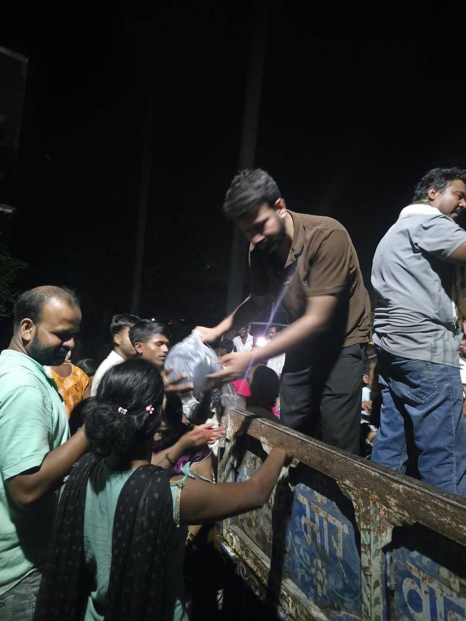 मांझा प्रखंड अंतर्गत भैंसही मलाही टोला में रात्रि को भी प्रभावित लोगों के बीच पहुंचकर प्रखंड विकास पदाधिकारी श्री वैभव शुक्ला एवं अन्य पदाधिकारी द्वारा सूखा राशन पैकेट का लगातार वितरण किया गया।