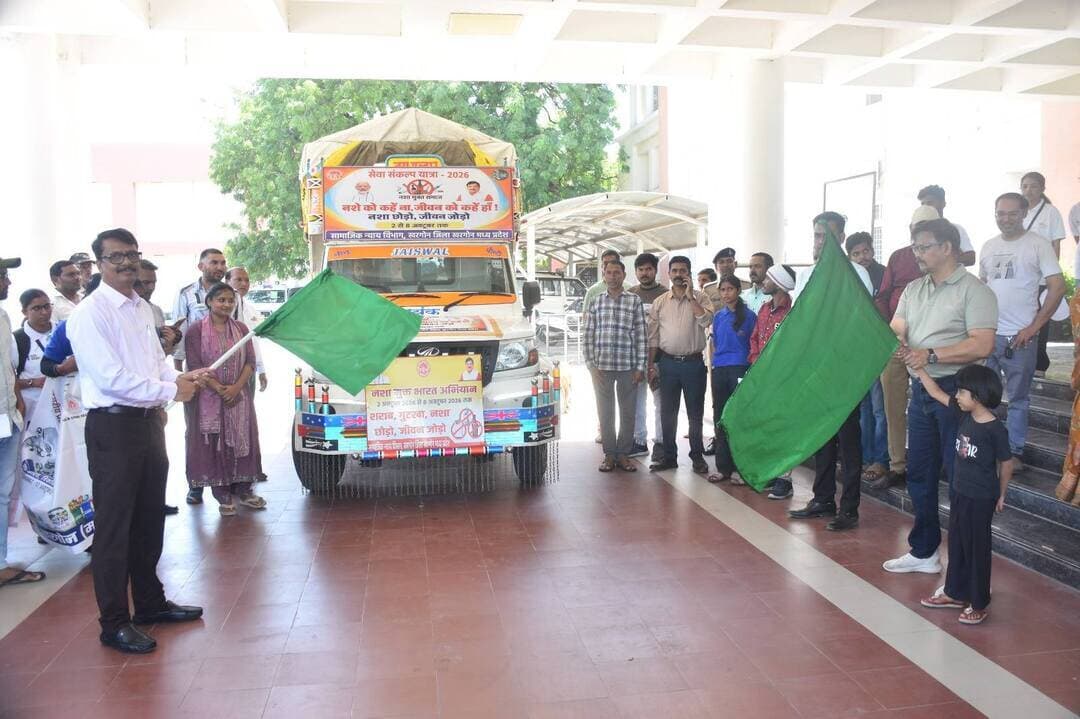 नशामुक्ति अभियान के तहत दिलाई शपथ
________________
नशामुक्ति रथ एवं नुक्कड़ नाटक दल को हरी झंडी दिखाकर किया रवाना
________________
जिलेभर में नशे के दुष्प्रभावों के प्रति जागरूकता का दिया जाएगा संदेश
________________
खरगोन 02 अक्टूबर 2026। सेवा संकल्प अभियान के अंतर्गत जिला स्तर पर नशामुक्ति अभियान के तहत शपथ कार्यक्रम आयोजित किया गया। कार्यक्रम में मुख्य कार्यपालन अधिकारी, जिला पंचायत श्री मिलिंद कुमार नागदेवे की उपस्थित में अधिकारी-कर्मचारियों एवं उपस्थितजनों को नशामुक्ति की शपथ दिलाई गई।
इस अवसर पर नशे के दुष्प्रभावों के प्रति आमजन में जागरूकता लाने तथा नशामुक्त समाज के निर्माण का संदेश जन-जन तक पहुंचाने के उद्देश्य से नशामुक्ति रथ एवं नुक्कड़ नाटक दल को हरी झंडी दिखाकर जिले के विभिन्न क्षेत्रों में प्रचार-प्रसार के लिए रवाना किया गया।
नशामुक्ति रथ एवं नुक्कड़ नाटक की टीम द्वारा जिले के विभिन्न ग्रामों एवं सार्वजनिक स्थलों पर पहुंचकर लोगों को नशे से होने वाले शारीरिक, मानसिक एवं सामाजिक दुष्प्रभावों की जानकारी दी जाएगी। साथ ही लोगों को नशे से दूर रहने तथा अपने परिवार एवं समाज को भी नशामुक्त बनाने के लिए प्रेरित किया जाएगा।
#JansamparkMP #khargone #सेवा_संकल्प_अभियान