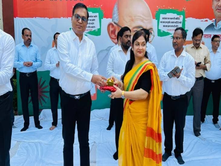 *शाहजहांपुर में गांधी-शास्त्री जयंती पर कार्यक्रम:* डीएम ने दोनों महापुरुषों के योगदान को याद किया, सफाईकर्मियों और महिलाओं को किया सम्मानित