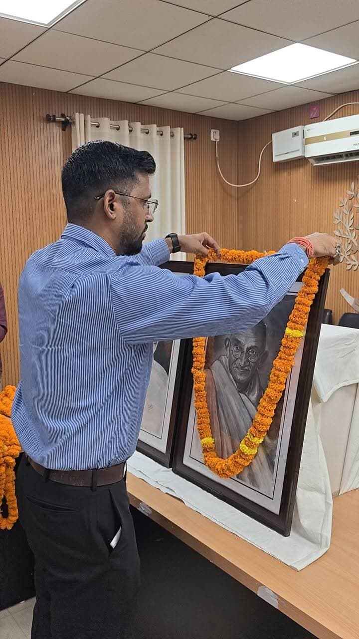 महात्मा गांधी एवं लाल बहादुर शास्त्री की जयंती पर जिला पदाधिकारी ने किया माल्यार्पण
राष्ट्रपिता महात्मा गांधी एवं पूर्व प्रधानमंत्री भारत रत्न श्री लाल बहादुर शास्त्री की जयंती के अवसर पर आज जिला पदाधिकारी, मुजफ्फरपुर श्री कुमार गौरव द्वारा श्रद्धापूर्वक माल्यार्पण कर दोनों महान विभूतियों को नमन किया गया।
इस अवसर पर जिला पदाधिकारी श्री कुमार गौरव ने सर्वप्रथम समाहरणालय सभागार परिसर में आयोजित कार्यक्रम में महात्मा गांधी के चित्र पर माल्यार्पण कर उन्हें श्रद्धांजलि अर्पित की। उन्होंने राष्ट्रपिता महात्मा गांधी के सत्य, अहिंसा, स्वच्छता एवं सत्याग्रह के सिद्धांतों को स्मरण करते हुए उनके आदर्शों को अपने जीवन में आत्मसात करने का आह्वान किया।
इसके उपरांत जिला पदाधिकारी द्वारा सरैयागंज टावर स्थित स्थल तथा मुक्तिधाम के समीप पुस्तकालय परिसर में भी महात्मा गांधी एवं लाल बहादुर शास्त्री के चित्र पर माल्यार्पण कर श्रद्धांजलि अर्पित की गई।
कार्यक्रम के दौरान उपस्थित पदाधिकारियों एवं कर्मियों ने भी दोनों महान विभूतियों के प्रति श्रद्धा-सुमन अर्पित किए। जिला पदाधिकारी ने कहा कि महात्मा गांधी का सत्य, अहिंसा, स्वच्छता और सेवा का संदेश आज भी समाज के लिए अत्यंत प्रासंगिक है। वहीं, पूर्व प्रधानमंत्री लाल बहादुर शास्त्री का सादगी, कर्तव्यनिष्ठा, ईमानदारी एवं राष्ट्रसेवा का जीवन सभी के लिए प्रेरणादायी है।
उन्होंने कहा कि इन महान विभूतियों के आदर्शों एवं मूल्यों को आत्मसात करते हुए समाज एवं राष्ट्र के विकास में सकारात्मक योगदान देना ही उनके प्रति सच्ची श्रद्धांजलि होगी।
#CMSamrat
#samratchoudhary
CMO Bihar
Information & Public Relations Department, Government of Bihar