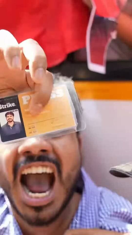 इंडिपेंडेंट पत्रकार हर्ष यादव को दिल्ली के जंतर-मंतर पर हो रहे प्रोटेस्ट के दौरान पुलिस ने हिरासत में लेने की कोशिश की। काफी देर के संघर्ष के बाद वो हिरासत में लिए जान े से बच गए।
दिल्ली पुलिस की यह हरकत सही नही ं है। पत्रकार किसी संस्था से जुड़ा हो या इंडिपेंडेंट हो, पत्रकारिता करना उसका हक है। सिर्फ रिपोर्टिंग करने की वजह से किसी पत्रकार को हिरासत में लेना गलत है। Video Md Meharban