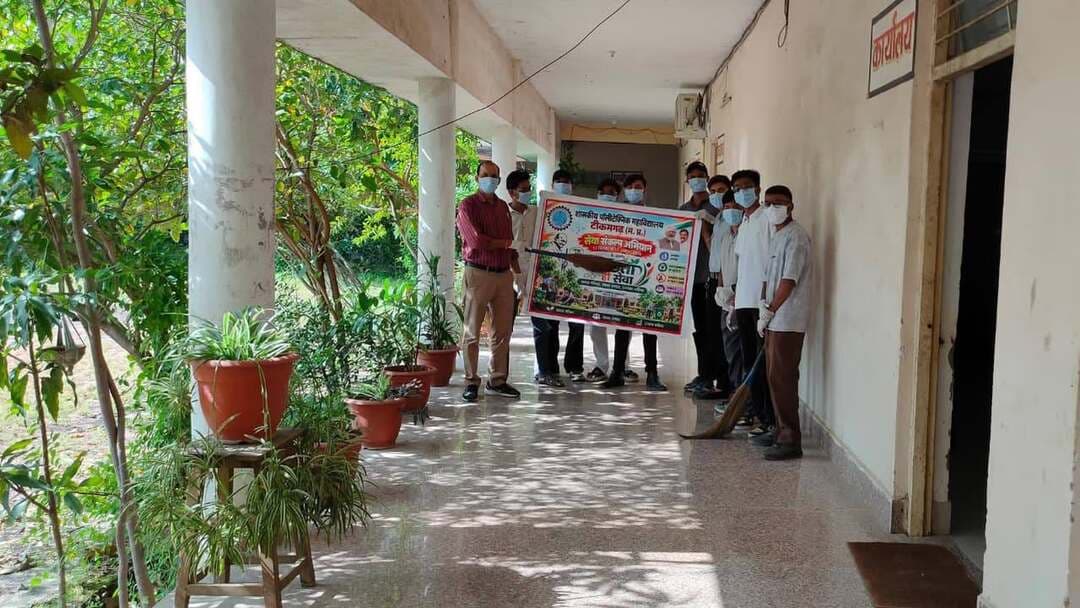 सेवा संकल्प अभियान के अंतर्गत स्वच्छता ही सेवा गतिविधि आयोजित
-
कलेक्टर श्री विवेक श्रोत्रिय के मार्गदर्शन में सेवा संकल्प अभियान 2026 के अंतर्गत आज 2 अक्टूबर 2026 को शासकीय पॉलीटेक्निक महाविद्यालय, टीकमगढ़ में “स्वच्छता ही सेवा” गतिविधि का आयोजन किया गया। इस अवसर पर महाविद्यालय के अधिकारी-कर्मचारियों एवं छात्र-छात्राओं द्वारा सामूहिक रूप से महाविद्यालय परिसर में साफ-सफाई की गई।
कार्यक्रम का उद्देश्य विद्यार्थियों में स्वच्छता के प्रति जागरूकता, श्रम के प्रति सम्मान तथा स्वच्छ वातावरण बनाए रखने की जिम्मेदारी की भावना विकसित करना था। इस दौरान सभी ने अपने आसपास स्वच्छता बनाए रखने एवं स्वच्छता को दैनिक जीवन का अभिन्न हिस्सा बनाने का संकल्प लिया।
महाविद्यालय के प्राचार्य डॉ आर पी शांडिल्य नें विद्यार्थियों को स्वच्छता के महत्व से अवगत कराते हुए समाज में स्वच्छता का संदेश प्रसारित करने के लिए प्रेरित किया।
#JansamparkMP
#jansampartikatikamgarh
#tikamgarh