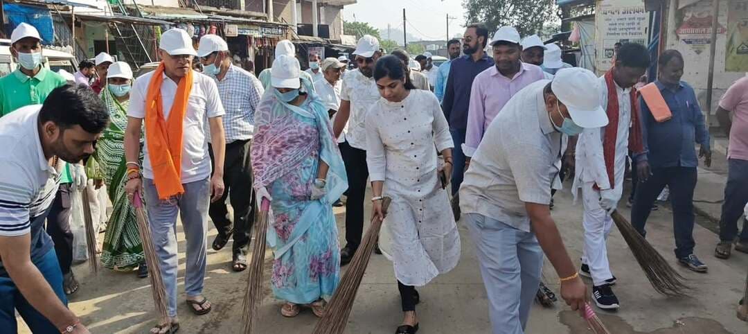 गांधी जयंती पर चितरंगी में चला व्यापक स्वच्छता अभियान
राज्यमंत्री ने महात्मा गांधी के चित्र पर पुष्प अर्पित कर थामी झाड़ू, बाजार, मंदिर एवं शासकीय परिसरों में किया श्रमदान
सिंगरौली, 2 अक्टूबर 2026। राष्ट्रपिता महात्मा गांधी की जयंती के अवसर पर सेवा संकल्प अभियान के अंतर्गत चितरंगी मुख्यालय में व्यापक स्वच्छता अभियान आयोजित किया गया। कार्यक्रम का शुभारंभ राज्यमंत्री श्रीमती राधा सिंह द्वारा राष्ट्रपिता महात्मा गांधी के छायाचित्र पर पुष्प अर्पित कर किया गया। इस अवसर पर जनप्रतिनिधियों, अधिकारियों एवं नागरिकों ने भी महात्मा गांधी को श्रद्धांजलि अर्पित की।श्रद्धांजलि कार्यक्रम के पश्चात राज्यमंत्री श्रीमती राधा सिंह ने स्वयं झाड़ू थामकर चितरंगी बाजार, मंदिर, विद्यालय एवं विभिन्न शासकीय परिसरों में श्रमदान करते हुए स्वच्छता अभियान में सहभागिता की। उन्होंने नागरिकों को स्वच्छता के प्रति जागरूक करते हुए कहा कि स्वच्छता किसी एक विभाग अथवा व्यक्ति की जिम्मेदारी नहीं है, बल्कि प्रत्येक नागरिक की सामूहिक जिम्मेदारी है। उन्होंने नागरिकों से सार्वजनिक स्थलों को स्वच्छ रखने तथा स्वच्छता को अपने दैनिक जीवन का अभिन्न हिस्सा बनाने का आह्वान किया।
स्वच्छता अभियान में जनपद अध्यक्ष श्रीमती सिया दुलारी, महिला एवं बाल विकास सभापति श्रीमती सुषमा सिंह, उपखंड अधिकारी श्री देवेंद्र द्विवेदी, तहसीलदार श्री नागेश्वर पनिका, पुलिस अनुविभागीय अधिकारी श्री ललित वैरागी, पुलिस निरीक्षक श्री सुधेश तिवारी सहित मध्यप्रदेश जन अभियान परिषद की नवांकुर संस्थाओं, परामर्शदाताओं एवं प्रस्फुटन समितियों की टीम, जनप्रतिनिधि, अधिकारी-कर्मचारी एवं बड़ी संख्या में नागरिक शामिल हुए। उपस्थित जनप्रतिनिधियों, अधिकारियों एवं नागरिकों ने भी श्रमदान करते हुए सार्वजनिक स्थलों की साफ-सफाई की। सेवा संकल्प अभियान के अंतर्गत आयोजित इस कार्यक्रम का उद्देश्य महात्मा गांधी के स्वच्छता एवं सेवा के संदेश को जन-जन तक पहुंचाना तथा स्वच्छ एवं स्वस्थ वातावरण के निर्माण के लिए नागरिकों को प्रेरित करना रहा। इस दौरान नागरिकों से कचरा निर्धारित स्थान पर डालने, सार्वजनिक स्थलों को स्वच्छ रखने तथा स्वच्छता के प्रति सामूहिक जिम्मेदारी निभाने की अपील की गई। अभियान में प्रशासन, जनप्रतिनिधियों, स्वयंसेवी संस्थाओं एवं आमजन की सहभागिता से स्वच्छता के प्रति सामूहिक संकल्प का संदेश दिया गया।