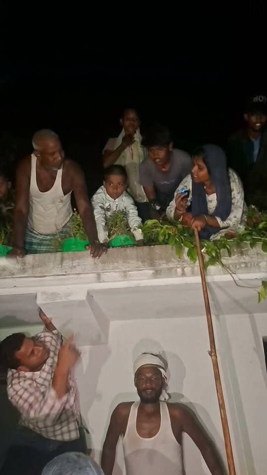 बाढ़ के बीच 2 घंटे नाव का सफर, छतों पर रहने को मजबूर लोग और जानवर