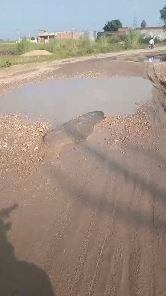 एक साल में ही खराब हुई करोड़ों की सड़क
घूरपुर-पड़ुआ प्रतापपुर मार्ग पर जगह-जगह गड्ढे, ग्रामीणों ने मरम्मत की मांग की
प्रयागराज। घूरपुर क्षेत्र से पड़ुआ प्रतापपुर को जोड़ने वाली करोड़ों रुपये की लागत से बनी सड़क करीब एक साल में ही जगह-जगह क्षतिग्रस्त हो गई है। सड़क पर दर्जनों गड्ढे होने से राहगीरों और वाहन चालकों को परेशानी का सामना करना पड़ रहा है। बारिश के दौरान गड्ढों में पानी भरने से दुर्घटना का खतरा भी बढ़ जाता है।
ग्रामीणों ने सड़क निर्माण की गुणवत्ता और विभागीय निगरानी पर सवाल उठाते हुए मार्ग की तकनीकी जांच कराने और क्षतिग्रस्त हिस्सों की जल्द मरम्मत कराने की मांग की है।