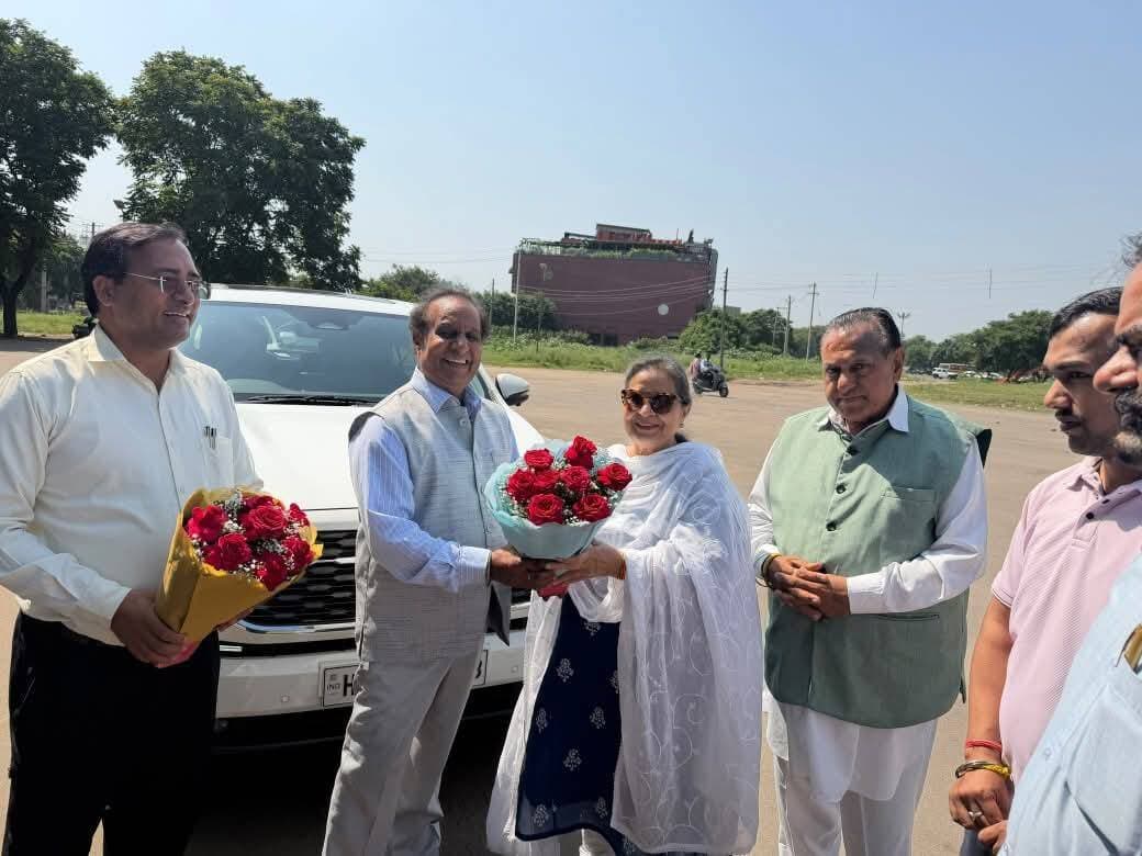 HAFED के पीछे स्वच्छता अभियान में शामिल हुए मेयर शाम लाल बंसल, विधायक शक्ति रानी शर्मा ने भी लिया जायजा
पंचकूला। नगर निगम पंचकूला की ओर से HAFED के पीछे स्वच्छता अभियान चलाया गया। इस दौरान मेयर शाम लाल बंसल ने कालका की विधायक शक्ति रानी शर्मा, नगर परिषद कालका के चेयरमैन कृष्ण लाल लांबा, वार्ड-2 की पार्षद परमजीत कौर, वार्ड-17 के पार्षद अशोक कुमार और CSI अनिल नैन के साथ स्वच्छता व्यवस्था का जायजा लिया।
इस अवसर पर मेयर शाम लाल बंसल ने कहा कि पंचकूला नगर निगम क्षेत्र में स्वच्छता व्यवस्था और नागरिक सुविधाओं को बेहतर बनाना प्राथमिकता है। उन्होंने स्वच्छता अभियान की सफलता के लिए जनभागीदारी को महत्वपूर्ण बताते हुए लोगों से अपने आसपास स्वच्छता बनाए रखने में सहयोग करने की अपील की।
पंचकूला की हर बड़ी खबर के लिए Follow करें।
#panchkulanews #panchkula #panchkulasocialmedia