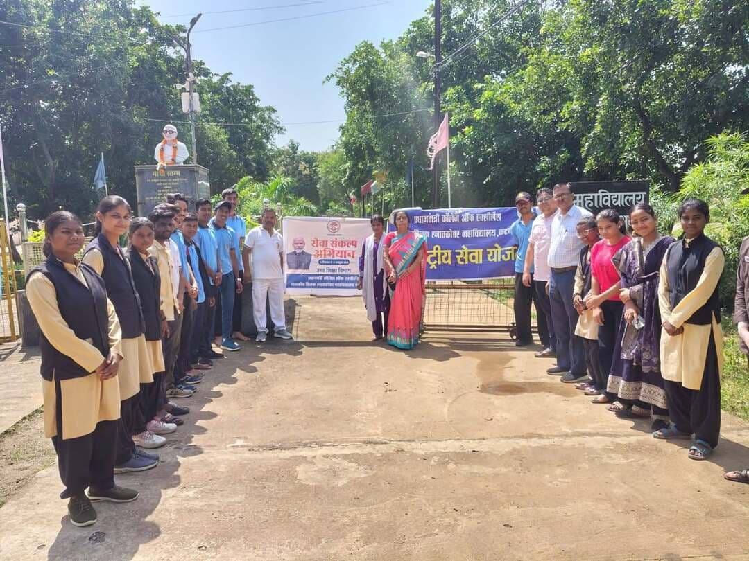 🔳सेवा संकल्प अभियान के तहत स्वच्छता एवं नशा मुक्ति का दिया संदेश
🔳एनएसएस स्वयंसेवकों ने नुक्कड़ नाटक के माध्यम से नशे से दूर रहने का किया आह्वान
🔳कटनी - सेवा संकल्प अभियान के तहत प्रधानमंत्री कॉलेज ऑफ एक्सीलेंस शासकीय तिलक स्नातकोत्तर महाविद्यालय, कटनी में स्वच्छता एवं प्लास्टिक मुक्त भारत तथा नशा मुक्त भारत अभियान के अंतर्गत कार्यक्रम आयोजित किया गया। राष्ट्रपिता महात्मा गांधी एवं पूर्व प्रधानमंत्री पंडित लाल बहादुर शास्त्री की जयंती के अवसर पर आयोजित कार्यक्रम में राष्ट्रीय सेवा योजना एवं एनसीसी के विद्यार्थियों ने उत्साहपूर्वक सहभागिता की।
कार्यक्रम का आयोजन जिला संगठक डॉ. रुक्मणी प्रताप सिंह, महिला एनएसएस इकाई की कार्यक्रम अधिकारी डॉ. माधुरी गर्ग, एनसीसी अधिकारी डॉ. सरदार दिवाकर तथा एनएसएस पुरुष इकाई के कार्यक्रम अधिकारी डॉ. सागर पटेल के नेतृत्व में किया गया। कार्यक्रम का शुभारंभ महाविद्यालय परिसर की साफ-सफाई से हुआ। इसके पश्चात राष्ट्रपिता महात्मा गांधी, पंडित लाल बहादुर शास्त्री, लोकमान्य बाल गंगाधर तिलक एवं स्वामी विवेकानंद की प्रतिमाओं पर माल्यार्पण किया गया।
*नुक्कड़ नाटक से दिया नशामुक्ति का संदेश*
कार्यक्रम के दौरान राष्ट्रीय सेवा योजना के स्वयंसेवकों ने नशा मुक्त भारत अभियान के तहत नुक्कड़ नाटक प्रस्तुत किया। नाटक के माध्यम से नशे से होने वाले दुष्प्रभावों को रेखांकित करते हुए स्वस्थ समाज के निर्माण का संदेश दिया गया। स्वयंसेवकों ने बताया कि समाज को स्वस्थ एवं सशक्त बनाने के लिए नशे जैसी बुराई को समाप्त करना आवश्यक है।
कार्यक्रम के द्वितीय चरण में विद्यार्थियों को महात्मा गांधी एवं पंडित लाल बहादुर शास्त्री के जीवन एवं व्यक्तित्व से संबंधित वृत्तचित्र दिखाए गए। विद्यार्थियों ने विशेष रूप से महात्मा गांधी के दांडी मार्च से संबंधित वृत्तचित्र का अवलोकन किया।
*गांधी जी के स्वच्छता संदेश और शास्त्री जी के विचारों को अपनाने का आह्वान*
डॉ. माधुरी गर्ग ने विद्यार्थियों को संबोधित करते हुए कहा कि 2 अक्टूबर का दिन राष्ट्रपिता महात्मा गांधी और पंडित लाल बहादुर शास्त्री जैसे महान व्यक्तित्वों को स्मरण करने का अवसर है। दोनों महापुरुषों ने अपने कार्यों और विचारों से देश एवं समाज को नई दिशा दी। महात्मा गांधी ने स्वच्छता और नशा उन्मूलन का संदेश दिया, वहीं पंडित लाल बहादुर शास्त्री ने ‘जय जवान, जय किसान’ का नारा देकर देश की सुरक्षा के साथ कृषि और आर्थिक मजबूती के महत्व को सामने रखा।
डॉ. सरदार दिवाकर ने महात्मा गांधी की दांडी यात्रा के संबंध में विस्तार से जानकारी देते हुए विद्यार्थियों को उनके संघर्ष और विचारों से परिचित कराया। डॉ. रुक्मणी प्रताप सिंह ने कहा कि महात्मा गांधी और पंडित लाल बहादुर शास्त्री का जीवन प्रत्येक व्यक्ति के लिए अनुकरणीय है। उनके विचारों को अपने जीवन में उतारकर समाज की अनेक बुराइयों को दूर किया जा सकता है। उन्होंने विद्यार्थियों से दोनों महान व्यक्तित्वों के आदर्शों को अपने आचरण में शामिल करने का आह्वान किया।
*विद्यार्थियों ने भी रखे विचार*
संगोष्ठी के दौरान विद्यार्थियों ने भी अपने विचार व्यक्त किए। कुमारी लक्ष्मी रैदास, दीपेश कुमार यादव, सुमित कुमार, सोनल, साहिल रजक एवं प्रिया चौधरी ने कहा कि महात्मा गांधी और पंडित लाल बहादुर शास्त्री का व्यक्तित्व एवं कृतित्व सभी के लिए प्रेरणादायी है। उनके विचारों का अनुसरण करते हुए समाज और राष्ट्र के विकास में योगदान दिया जा सकता है।
कार्यक्रम में राष्ट्रीय सेवा योजना एवं एनसीसी के विद्यार्थियों ने सक्रिय सहभागिता की। अंत में एनएसएस पुरुष इकाई के कार्यक्रम अधिकारी डॉ. सागर पटेल ने सभी अतिथियों, विद्यार्थियों एवं सहयोगियों के प्रति आभार व्यक्त किया।
#सेवा_संकल्प_अभियान
#SewaSankalpAbhiyaan
#JansamparkMP
#CMMadhyaPradesh
#DrMohanYadav51
#udaypratapmp
#jbpcommissioner
#katni
#कटनी