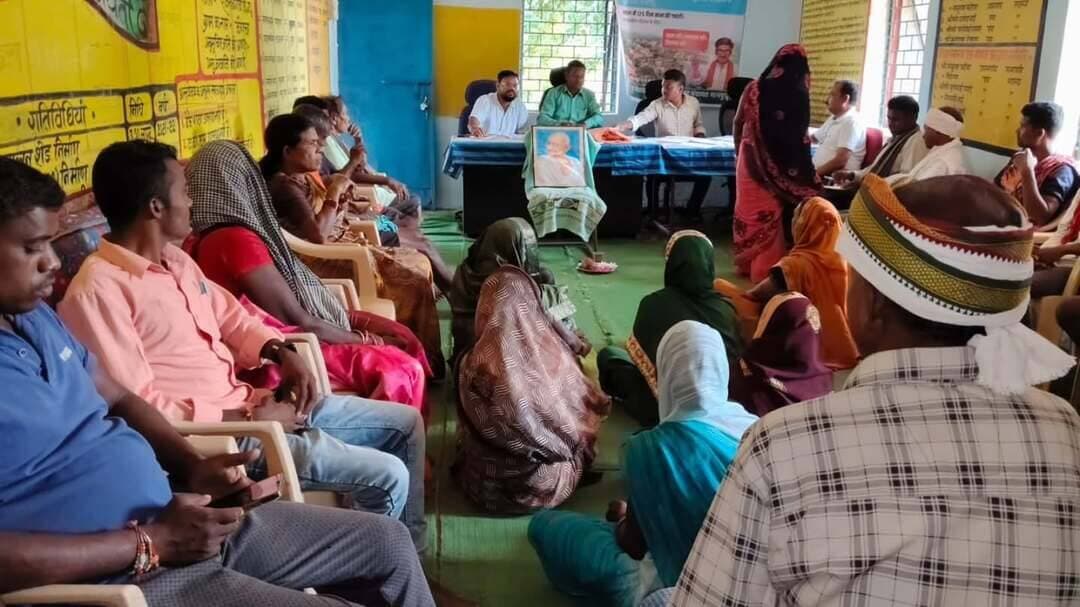 राष्ट्रपिता महात्मा गांधी जयंती के अवसर पर जिला मोहला-मानपुर-अम्बागढ़ चौकी अंतर्गत सभी ग्राम पंचायतों में ग्रामसभा का आयोजन किया गया।
ग्रामसभाओं में VBGRAMG के अंतर्गत VGPP तैयार करने, रिफार्म उत्सव सहित ग्राम विकास से जुड़े विभिन्न महत्वपूर्ण विषयों पर चर्चा की गई।
जनभागीदारी के माध्यम से गांवों की आवश्यकताओं एवं प्राथमिकताओं पर मंथन कर सशक्त, सहभागी एवं समग्र ग्राम विकास की दिशा में महत्वपूर्ण कदम बढ़ाया गया।
#SpecialGramSabha #विकसितभारत #जीरामजीएक्ट2025 #एकीकृतग्रामविकास #सशक्तगांव ग्रामीणविकासमंत्रालय
VGPP VBGRAMG
@chhattisgarhcmo @dpr.chhattisgarh