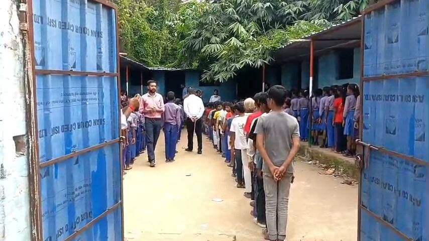 नेशनल पब्लिक स्कूल में गांधी जयंती पर विशेष कार्यक्रम, बच्चों ने पुष्प अर्पित कर बापू को दी श्रद्धांजलि
नवाही चांदनी चौक सुरसंड : राष्ट्रपिता महात्मा गांधी की जयंती के अवसर पर 2 अक्टूबर को नेशनल पब्लिक स्कूल, (नवाही, चांदनी चौक) भिट्ठामोड़ सुरसंड में विशेष प्रेरणादायक कार्यक्रम का आयोजन किया गया। कार्यक्रम में विद्यालय के सभी छात्र-छात्राओं एवं शिक्षक-शिक्षिकाओं ने भाग लिया।
इस अवसर पर सभी छात्र-छात्राओं ने महात्मा गांधी के चित्र पर पुष्प अर्पित कर श्रद्धांजलि दी और उनके जीवन एवं आदर्शों को याद किया। शिक्षकों ने विद्यार्थियों को गांधी जी के सत्य, अहिंसा, स्वच्छता, सादगी और समाजसेवा के विचारों से अवगत कराया।
विद्यालय के प्रिंसिपल धीरेंद्र जी के साथ रवि जी , धर्मेंद्र जी , प्रशांत जी , साधना जी , स्नेहा जी , प्रीति जी , सुहानी जी , प्रतिभा जी , शोभा जी एवं अभिषेक जी सहित सभी शिक्षक-शिक्षिकाएं कार्यक्रम में मौजूद रहे।
कार्यक्रम के दौरान विद्यार्थियों को महात्मा गांधी के आदर्शों को अपने जीवन में अपनाने और सत्य, अहिंसा एवं स्वच्छता की भावना को आगे बढ़ाने के लिए प्रेरित किया गया।