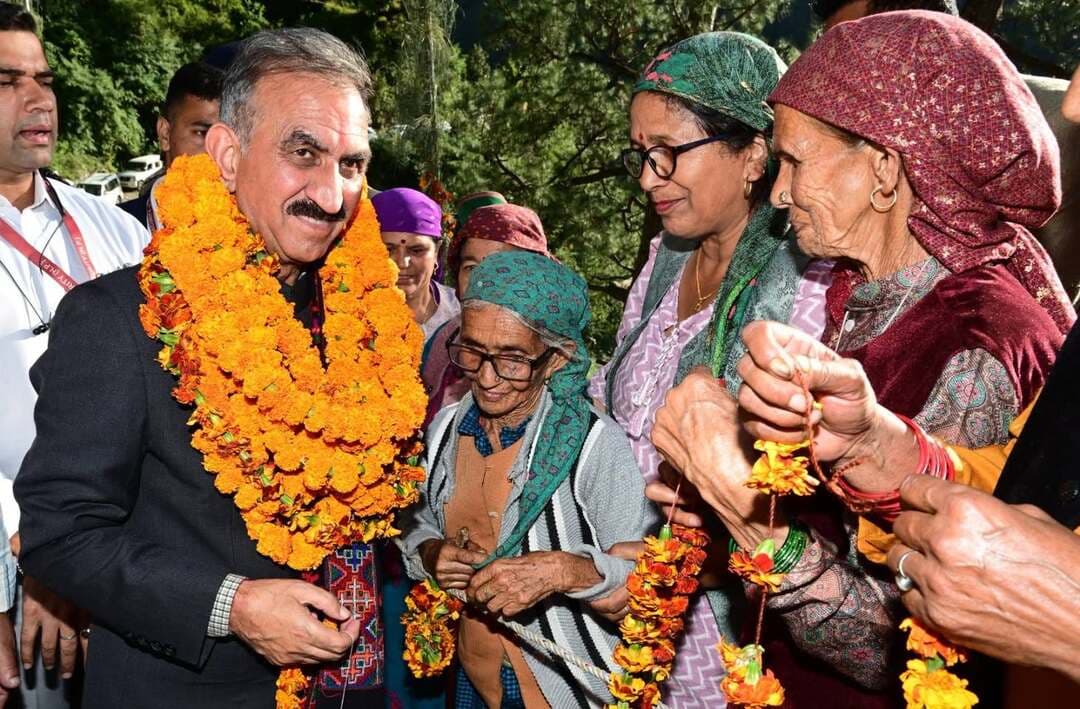 मुख्यमंत्री ने तकलेच स्कूल को सीबीएसई करने की घोषणा की
मुख्यमंत्री ठाकुर सुखविन्द्र सिंह सुक्खू का रामपुर विधानसभा क्षेत्र के तकलेच पहुंचने पर स्थानीय लोगों ने भव्य स्वागत किया। पारंपरिक वाद्य यंत्रों के साथ लोगों ने लंबी कतारों में खड़े होकर मुख्यमंत्री का अभिनंदन किया।
इस अवसर पर विभिन्न स्थानीय प्रतिनिधिमंडलों ने मुख्यमंत्री को सम्मानित भी किया। मुख्यमंत्री ने तकलेच स्कूल को सीबीएसई के अंतर्गत लाने की घोषणा की। उन्होंने कहा कि पहले ग्रामीण क्षेत्रों के बच्चों को सीबीएसई शिक्षा दिलवाने के लिए अभिभावकों को उन्हें शहरों में भेजना पड़ता था। इससे जहां गांवों से पलायन बढ़ता था, वहीं परिवारों पर अतिरिक्त आर्थिक बोझ भी पड़ता था।
उन्होंने कहा कि राज्य सरकार ने सरकारी क्षेत्र में सीबीएसई स्कूल शुरू करने का निर्णय लिया है, ताकि ग्रामीण क्षेत्रों के बच्चों को उनके घर के नजदीक गुणवत्तापूर्ण शिक्षा मिल सके। इससे गांवों से पलायन रोकने के साथ-साथ अभिभावकों के खर्च में भी कमी आएगी।
मुख्यमंत्री ने कहा कि तकलेच में नया बस स्टैंड बनाने के लिए सर्वे करवाया जाएगा। सर्वे के बाद आवश्यक प्रक्रिया पूरी कर राज्य सरकार यहां बस स्टैंड का निर्माण करेगी। उन्होंने स्थानीय प्रतिनिधिमंडलों की मांगों पर विभिन्न सम्पर्क मार्गों के लिए पर्याप्त धनराशि उपलब्ध करवाने की घोषणा भी की।
मुख्यमंत्री ने कहा कि ग्रामीण क्षेत्रों में सड़क और अन्य आधारभूत सुविधाओं को मजबूत करना सरकार की प्राथमिकता है। मुख्यमंत्री ने तकलेच सीएचसी का निरीक्षण भी किया और क्षेत्र में स्वास्थ्य सुविधाओं को बेहतर बनाने के लिए आवश्यक दिशा निर्देश दिए।
.0.