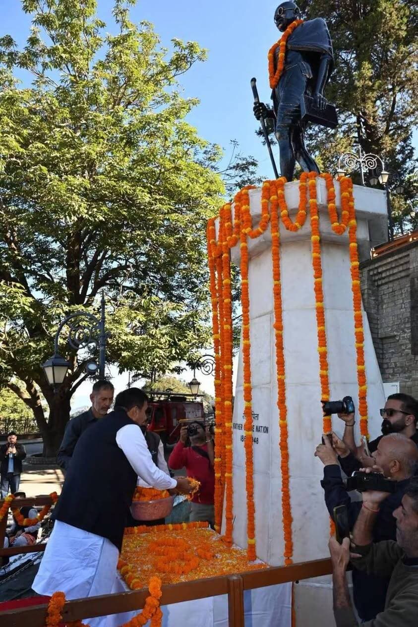 *गांधी और शास्त्री के विचार आज भी देश को दिखा रहे मार्ग: मुकेश अग्निहोत्री*
*शिमला को स्वच्छ, सुंदर और सुरक्षित बनाने में सभी की भागीदारी जरूरी*
शिमला, 2 अक्तूबर। उप मुख्यमंत्री मुकेश अग्निहोत्री ने गांधी जयंती के अवसर पर आज शिमला में राष्ट्रपिता महात्मा गांधी और पूर्व प्रधानमंत्री भारत रत्न लाल बहादुर शास्त्री की प्रतिमाओं पर पुष्पांजलि अर्पित कर उन्हें भावपूर्ण श्रद्धांजलि दी। उन्होंने महात्मा गांधी के सत्य, अहिंसा और स्वच्छता के संदेश तथा लाल बहादुर शास्त्री के ‘जय जवान, जय किसान’ के नारे को देश के लिए सदैव प्रेरणादायी बताया। उन्होंने कहा कि गांधी और शास्त्री के विचार आज भी देश को मार्ग दिखा रहे हैं।
इसके बाद उप मुख्यमंत्री नगर निगम शिमला एवं मैत्री वेलफेयर फाउंडेशन द्वारा रोटरी क्लब शिमला में आयोजित कार्यक्रम में शामिल हुए। इस दौरान उन्होंने शिमला शहर को स्वच्छ एवं सुंदर बनाए रखने में महत्वपूर्ण योगदान देने वाले स्वच्छता प्रहरियों को सम्मानित किया।
मुकेश अग्निहोत्री ने कहा कि शिमला अंतरराष्ट्रीय स्तर पर पहचान रखने वाला पर्यटन शहर है और देश-दुनिया से पर्यटक यहां आते हैं। ऐसे में शहर की स्वच्छता, सुंदरता और सुरक्षित वातावरण बेहद महत्वपूर्ण है। उन्होंने कहा कि शिमला की स्वच्छता में स्वच्छता प्रहरियों की भूमिका महत्वपूर्ण है और उनका सम्मान उनके योगदान के प्रति आभार है।
इस अवसर पर उन्होंने ह्यूमन पीपल ऑर्गेनाइजेशन द्वारा शिमला में स्ट्रीट डॉग्स के लिए चलाए जा रहे रेबीज वैक्सीनेशन ड्राइव का शुभारंभ भी किया। उन्होंने कहा कि शिमला में स्ट्रीट डॉग्स की संख्या को नियंत्रित करने के साथ-साथ रेबीज से बचाव के लिए टीकाकरण और नसबंदी जैसे उपायों को प्रभावी ढंग से आगे बढ़ाना आवश्यक है। पशु कल्याण और आम जनता की सुरक्षा के बीच संतुलन बनाते हुए इसका व्यावहारिक समाधान निकालना होगा।
उप मुख्यमंत्री ने कहा कि शिमला के विकास, सौंदर्यीकरण और मूलभूत सुविधाओं को बेहतर बनाने के लिए बड़े स्तर पर कार्य किए जा रहे हैं। शहर की पेयजल व्यवस्था को मजबूत करने के लिए भी बड़ी योजना पर कार्य किया जा रहा है। प्रदेश सरकार शिमला नगर निगम के साथ मिलकर शहर के विकास और लोगों को बेहतर सुविधाएं उपलब्ध करवाने के लिए प्रतिबद्ध है। इस अवसर पर नगर निगम शिमला के महापौर सुरेन्द्र चौहान, उप महापौर उमा कौशल, अतिरिक्त उपायुक्त सचिन शर्मा, नगर निगम आयुक्त सचिन कंवर तथा मैत्री फाउंडेशन की ममता गोयल सहित अन्य गणमान्य उपस्थित रहे।