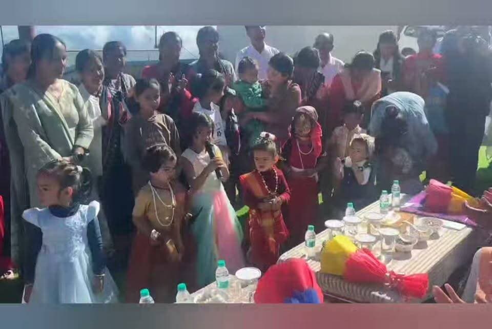 पूल्ड आवास परिसर की बाल वाटिका को मिला नया स्वरूप, बच्चों के लिए किया गया लोकार्पण, जिलाधिकारी ने बच्चों से आत्मीय संवाद किया और उनकी पसंद के खेलों एवं उपलब्ध सुविधाओं के बारे में जानकारी ली। वहीं दिया बिष्ट ने बेहतरीन भजन सुना कर सभी का मन मोह लिया।