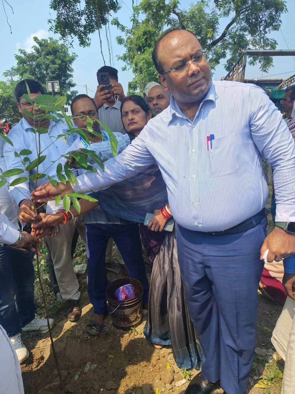 समाहरणालय पूर्णिया,
जनसंपर्क कार्यालय,
प्रेस विज्ञप्ति:-1572,
दिनांक 02/10/2026,
==================
गांधी जयंती पर पूर्णिया में 'रिफॉर्म उत्सव' एवं 'सबकी योजना सबका विकास' अभियान के तहत विशेष ग्राम सभाओं का आयोजन:--
पंचायती राज विभाग के अपर सचिव श्री आदित्य प्रकाश ने लिया भाग:-
राष्ट्रपिता महात्मा गांधी की जयंती (02 अक्टूबर 2026) के पावन अवसर पर पूर्णिया के सभी ग्राम पंचायतों में विशेष ग्राम सभाओं का व्यापक आयोजन किया गया।
इस अवसर पर नागरिकों को केंद्र में रखकर चलाए जा रहें विभिन्न प्रशासनिक एवं विकासात्मक सुधारों के प्रति जागरूकता लाने एवं जन-सहभागिता सुनिश्चित करने तथा इनके प्रभावी क्रियान्वयन को बढ़ावा देने के उद्देश्य से 'रिफॉर्म उत्सव' (Reform Utsav) का आयोजन 'पीपुल्स प्लान कैंपेन' (PPC) – “सबकी योजना सबका विकास” के साथ एकीकृत रूप से किया गया।
इसी क्रम में पंचायती राज विभाग, बिहार सरकार के अपर सचिव श्री आदित्य प्रकाश ( भा०प्र०से)ने पूर्णिया जिले का दौरा कर विभिन्न स्थलों पर आयोजित ग्राम सभाओं में प्रत्यक्ष रूप से भाग लिया गया।
गैंगेलि पंचायत सरकार भवन (के. नगर प्रखण्ड):--
अपर सचिव महोदय ने प्रखंड के०नगर स्थित गैंगेली पंचायत के पंचायत सरकार भवन में आयोजित विशेष ग्राम सभा में भाग लिया गया।
वृक्षा रोपण कर कार्य क्रम में पर्यावरण संरक्षण के महत्व को उन्होंने लोगों के बीच रखा। इस दौरान सचिव महोदय ने ग्रामीणों एवं त्रिस्तरीय पंचायती राज प्रतिनिधियों से सीधा संवाद स्थापित कर ग्राम पंचायत विकास योजना (GPDP) की प्राथमिकताओं पर चर्चा की और सरकारी योजनाओं के पारदर्शी क्रियान्वयन पर बल दिया।
'रिफॉर्म उत्सव' के तहत नागरिक-केंद्रित सेवाओं, डिजिटलीकरण,स्वच्छता प्रबंधन तथा जन-
-कल्याणकारी योजनाओं के संबंध में उपस्थित ग्रामीणों को जागरूक किया गया।
अपर सचिव महोदय द्वारा दिए गए मुख्य संदेश एवं निर्देश:-
नागरिक सहभागिता पर जोर:--- सचिव महोदय ने कहा कि 'सबकी योजना सबका विकास' अभियान का मूल उद्देश्य विकास योजनाओं के निर्माण में प्रत्येक ग्रामीण की भागीदारी सुनिश्चित करना है।
रिफॉर्म उत्सव का महत्व:-- भारत सरकार द्वारा शुरू किए गए 'रिफॉर्म उत्सव' के माध्यम से पंचायती राज व्यवस्था में पारदर्शिता, सुशासन और जवाबदेही को नई गति मिल रही है।
योजनाओं का प्रभावी क्रियान्वयन:- उन्होंने उपस्थित पदाधिकारियों एवं पंचायत प्रतिनिधियों को निर्देश दिया कि ग्राम सभा में पारित जनहित के प्रस्तावों को समयबद्ध तरीके से धरातल पर उतारा जाए।
#cmsamrat
#samratchoudhary