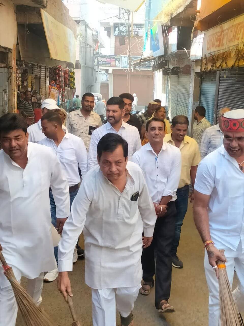 ➡️ #सेवा_संकल्प_अभियान के तहत जिले की 554 ग्राम पंचायतों में चला स्वच्छता अभियान
➡️ 16 हजार से अधिक प्रतिभागियों ने लिया स्वच्छता का संकल्प, 337 जल संग्रहण संरचनाओं के आसपास की गई सफाई
सेवा संकल्प अभियान 2026 के अंतर्गत ‘सेवा मेरा योगदान’ अभियान 2 से 10 अक्टूबर 2026 तक आयोजित किया जा रहा है। अभियान के प्रथम दिवस राष्ट्रपिता महात्मा गांधी की जयंती के अवसर पर जिले की सभी 554 ग्राम पंचायतों में व्यापक स्वच्छता अभियान चलाया गया। अभियान में ग्रामीणजनों, जनप्रतिनिधियों, अधिकारियों एवं विभिन्न वर्गों के नागरिकों सहित कुल 16,015 प्रतिभागियों ने सहभागिता की।
अभियान के दौरान जिले में 337 जल संग्रहण संरचनाओं के आसपास साफ-सफाई की गई। इसके साथ ही ग्रामीण क्षेत्रों में सड़क किनारे, सार्वजनिक स्थलों एवं अन्य स्थानों पर स्वच्छता अभियान चलाया गया। ग्रामीणजनों ने उत्साहपूर्वक सहभागिता करते हुए अपने गांव एवं सार्वजनिक स्थलों को स्वच्छ रखने का संकल्प लिया। अभियान के दौरान ग्रामीणों एवं प्रतिभागियों को प्लास्टिक मुक्त गांव एवं परिसर बनाने के लिए स्वच्छता की शपथ भी दिलाई गई।
➡️ ताप्ती उद्गम स्थल पर हुआ स्वच्छता कार्यक्रम
अभियान के तहत स्वच्छता कार्यक्रम ताप्ती उद्गम स्थल, मुलताई में आयोजित किया गया। कार्यक्रम में विधायक श्री चन्द्रशेखर देशमुख ने स्वच्छता अभियान में सहभागिता की। उन्होंने स्वच्छता अभियान में योगदान देने वाले सफाईकर्मियों को पुष्पमाला पहनाकर एवं भेंट प्रदान कर सम्मानित किया।घोड़ाडोंगरी जनपद की ग्राम पंचायत खदारा के ग्राम बांचा में जनअभियान परिषद के उपाध्यक्ष श्री मोहन नागर एवं जिला पंचायत सदस्य श्री राजेन्द्र कवड़े की उपस्थिति में स्वच्छता कार्यक्रम आयोजित हुआ। इसी प्रकार सभी जनपद पंचायत स्तर पर भी स्वच्छता ही सेवा कार्यक्रम आयोजित किए गए।
आमला जनपद पंचायत के ग्राम छावल स्थित मां रेणुका धाम परिसर में जनपद अध्यक्ष श्री गणेश यादव की उपस्थिति में स्वच्छता अभियान चलाया गया। आठनेर जनपद की ग्राम पंचायत माण्ढवी में जनपद सदस्य श्री गुलाबचंद सोलंकी की उपस्थिति में अभियान आयोजित हुआ।
बैतूल जनपद की ग्राम पंचायत बांसपानी एवं साकादेही में सरपंच श्री सोनू उइके एवं जनप्रतिनिधि श्री नंदनजी की उपस्थिति में, भैंसदेही जनपद की ग्राम पंचायत नवापुर में सरपंच श्रीमती नन्दोबाई एवं मुख्य कार्यपालन अधिकारी की उपस्थिति में तथा भीमपुर जनपद की ग्राम पंचायत भीमपुर में सरपंच श्री मानसिंह नारे की उपस्थिति में स्वच्छता गतिविधियां आयोजित की गईं।
चिचोली जनपद की ग्राम पंचायत गोंडूमण्डई में सरपंच श्रीमती संतरी उइके एवं मुख्य कार्यपालन अधिकारी की उपस्थिति में स्वच्छता अभियान चलाया गया।
प्रभातपट्टन जनपद की ग्राम पंचायत घाटबिरोली में सरपंच श्रीमती ताराबाई तथा शाहपुर जनपद की ग्राम पंचायत कोटमी में सरपंच श्रीमती पार्वती बाई की उपस्थिति में स्वच्छता ही सेवा कार्यक्रम आयोजित किया गया। इन सभी स्थानों पर प्लास्टिक मुक्त परिसर का संकल्प, स्वच्छताकर्मियों का सम्मान तथा विभिन्न स्वच्छता गतिविधियां आयोजित की गईं।
➡️ ग्राम बांचा में निकाली स्वच्छता रैली
घोड़ाडोंगरी जनपद पंचायत की ग्राम पंचायत खदारा के ग्राम बांचा में मध्यप्रदेश जन अभियान परिषद के प्रदेश उपाध्यक्ष एवं पद्मश्री से सम्मानित श्री मोहन नागर तथा जिला पंचायत सदस्य श्री राजेन्द्र कवड़े ने स्वच्छता रैली में सहभागिता की। इस दौरान ग्रामीणों के साथ क्षेत्र में स्वच्छता अभियान चलाकर स्वच्छता का संदेश दिया गया।
➡️ ग्राम सभा में तैयार की गई ग्राम विकास की कार्ययोजना
सेवा मेरा योगदान अभियान के अंतर्गत आमला जनपद पंचायत की ग्राम पंचायत बोथिया ब्राह्मणवाड़ा में मुख्य कार्यपालन अधिकारी जिला पंचायत बैतूल ने ग्राम सभा में सहभागिता की तथा माध्यमिक शाला परिसर में स्वच्छता अभियान में भाग लिया। ग्राम सभा में वित्तीय वर्ष 2026-27 की ग्राम विकास योजना के अंतर्गत पेयजल समस्या, स्वच्छता संबंधी कार्य एवं ग्राम विकास से जुड़े अन्य कार्यों को शामिल करते हुए कार्ययोजना तैयार की गई। कार्ययोजना का ग्राम सभा में वाचन भी किया गया।
➡️ ग्राम चिचढाना में 5 सोकपिट का निर्माण
ग्रामीण यांत्रिकी सेवा के कार्यपालन यंत्री द्वारा ग्राम पंचायत सराड़ के ग्राम चिचढाना में स्वच्छता अभियान के दौरान हैंडपंप के आसपास एवं स्कूल परिसर की साफ-सफाई कराई गई। साथ ही घरों से निकलने वाले ग्रे-वॉटर के उचित प्रबंधन के लिए 5 सोकपिट का निर्माण भी कराया गया।
#सेवा_मेरा_योगदान_अभियान के माध्यम से जिले में स्वच्छता, जनभागीदारी, प्लास्टिक मुक्त परिसर एवं स्वच्छ एवं स्वस्थ ग्राम की दिशा में सामूहिक प्रयास किए जा रहे हैं।
Jansampark Madhya Pradesh
#सेवा_संकल्प_अभियान
#SevaSankalpAbhiyan
#JansamparkMP
#बैतूल
#betul