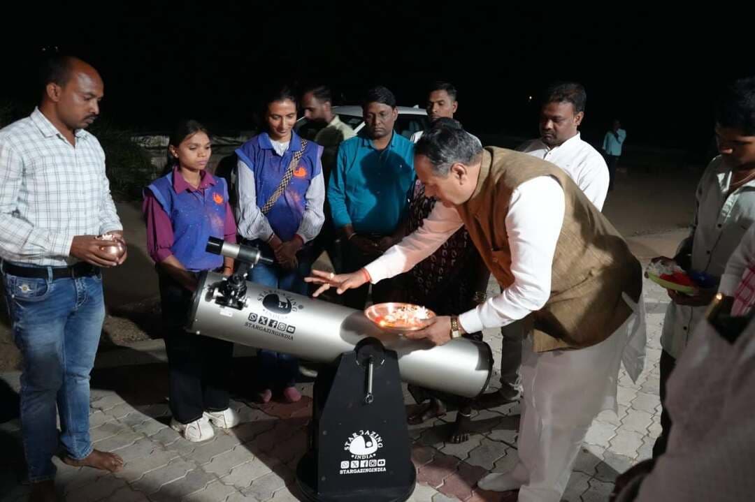 ➡️ ग्राम बाचा बना खगोलीय पर्यटन का केन्द्र
मध्यप्रदेश में एस्ट्रो टूरिज्म एवं ग्रामीण पर्यटन को बढ़ावा देने तथा स्थानीय युवाओं को खगोल विज्ञान एवं पर्यटन के क्षेत्र में प्रशिक्षित कर नए अवसरों से जोड़ने के उद्देश्य से मध्यप्रदेश पर्यटन बोर्ड एवं StarGazing India के संयुक्त प्रयास से बैतूल जिले के बाचा ग्राम में एस्ट्रो विलेज ट्रेनिंग प्रोग्राम का श्री बुधपाल सिंह ठाकुर, जिला पंचायत सदस्य श्री राजेन्द्र कवड़े व अन्य जनप्रतिनिधियों के साथ शुभारम्भ किया गया।
इस दौरान ग्रामवासियों से ग्राम विकास तथा ग्राम स्वावलम्बन पर संवाद किया। इस अवसर पर टेलिस्कोप से शनि ग्रह का दर्शन किया।
होमस्टे से प्रसिद्ध हुआ बाचा ग्राम अब एस्ट्रो विलेज के रूप में विकसित होगा, जहां पर्यटक खुले आसमान के नीचे आधुनिक टेलिस्कोप से तारों, ग्रहों, नक्षत्रों और आकाशगंगा को देख व समझ सकेंगे। बाचा ग्राम का चयन कम प्रकाश प्रदूषण वाले प्राकृतिक और शान्त वातावरण के कारण चयन किया गया है। इस प्रोजेक्ट में स्थानीय युवाओं को विशेष प्रशिक्षण देकर 'एस्ट्रो गाइड' के रूप में तैयार किया जाएगा, जिससे ग्रामीणों को रोजगार और आर्थिक लाभ मिलेगा। यह योजना StarGazing India के माध्यम से मध्यप्रदेश पर्यटन बोर्ड के सहयोग से चलेगी।
कार्यक्रम का संचालन श्री अनिल उइके ने किया। इस अवसर ग्राम जनपद सदस्य श्री रेवाराम, श्री दीपक उइके, श्री नरेन्द्र उइके, श्री शरद सिरसाम, श्री योगेंद्र उइके, रमेश कुमरे, गणेश उइके सुधीर ढाकरे, मिथलेश कवड़े, सुनील कवड़े, श्री पवन परते, कार्यक्रम समन्वयक शकुन्तला, सरपंच व ग्रामवासी उपस्थित रहे।
Jansampark Madhya Pradesh
#JansamparkMP
#बैतूल
#betul