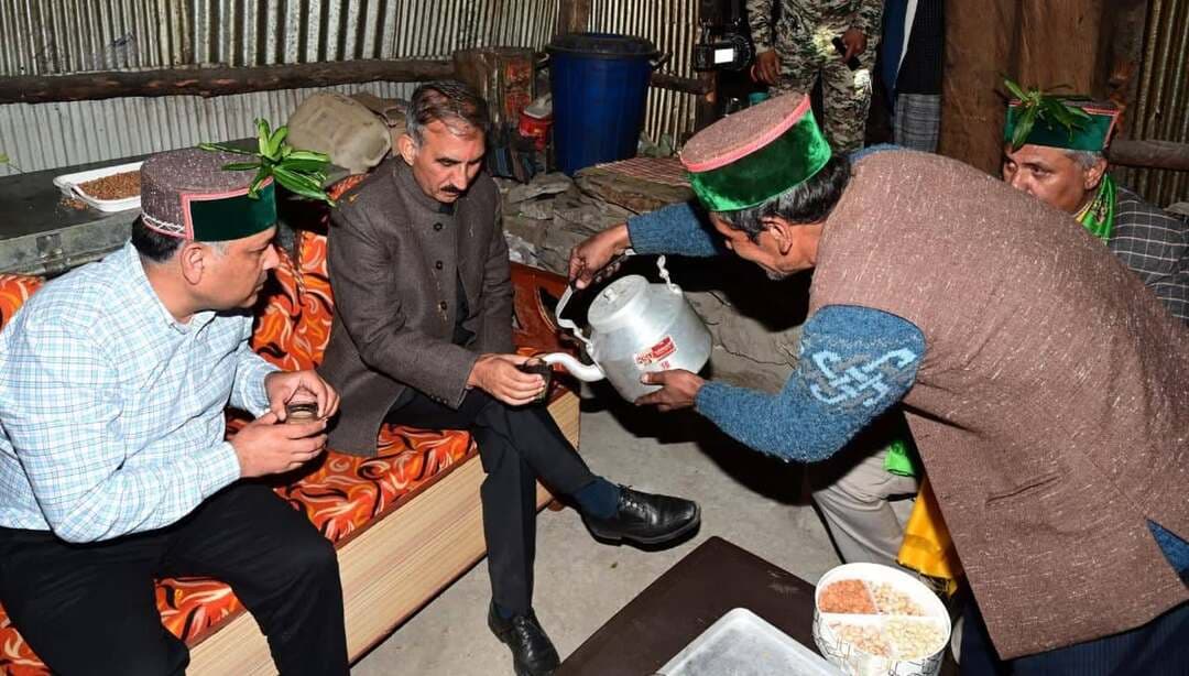 मुख्यमंत्री ठाकुर सुखविन्द्र सिंह सुक्खू ने काशापाट जाते समय कंडी गांव में झोपड़ीनुमा दुकान पर ली चाय की चुस्कियां।