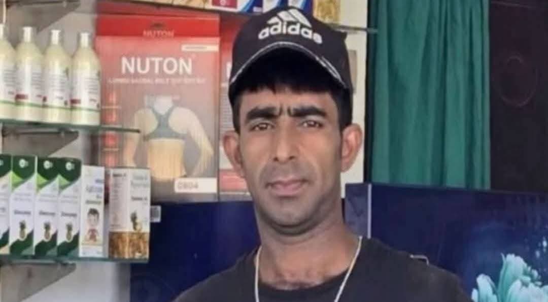 যোগীঘোপায় রেল দুর্ঘটনায় যুবকের মৃত্যু, এলাকায় শোক
বঙাইগাঁও জেলার যোগীঘোপার বেছিমারি এলাকায় বৃহস্পতিবার গভীর রাতে একটি মর্মান্তিক রেল দুর্ঘটনা ঘটেছে।
স্থানীয় সূত্রে জানা গেছে, নিহত যুবকের নাম আজিদ আলি। তিনি যোগীঘোপার নয়াগাঁও এলাকার বাসিন্দা ছিলেন। রেললাইনের কাছে দুর্ঘটনার কবলে পড়েন তিনি।
খবর পেয়ে সংশ্লিষ্ট কর্তৃপক্ষ ঘটনাস্থলে পৌঁছে পরিস্থিতি খতিয়ে দেখে। দুর্ঘটনার সঠিক কারণ জানতে তদন্ত চলছে।
এই ঘটনায় এলাকায় শোকের ছায়া নেমে এসেছে। নিহতের পরিবারের প্রতি গভীর সমবেদনা জানিয়েছেন স্থানীয়রা।