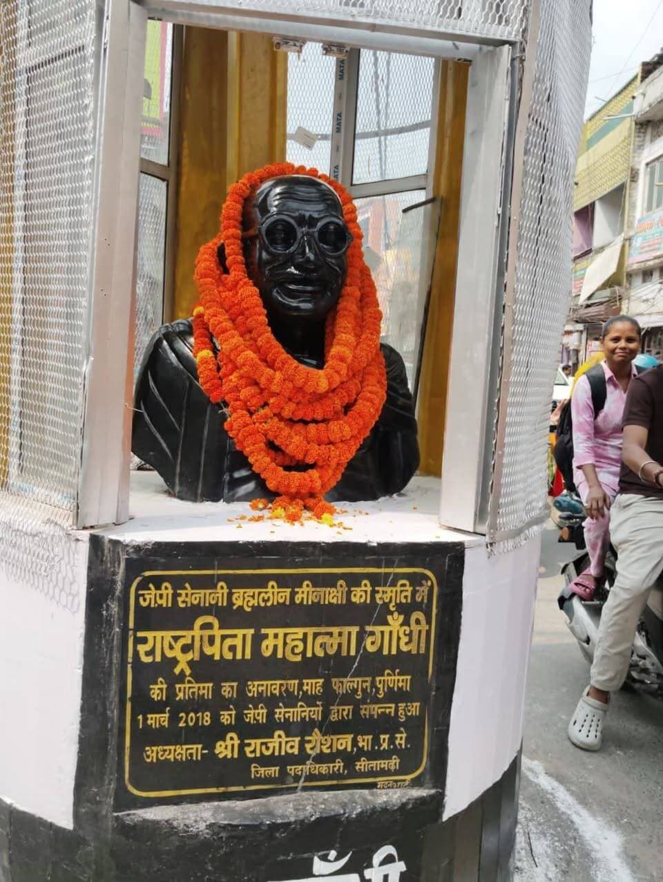 सीतामढ़ी: दिनांक 02 अक्टूबर 2026 : महात्मा गांधी की 157 वीं जयंती पर उप विकास आयुक्त ने किया माल्यार्पण, दिया सत्य-अहिंसा का संदेश।
महात्मा गाँधी जी के विचार आज भी हैं प्रासंगिक और पथप्रदर्शक : उप विकास आयुक्त
🔹उनके आदर्शों और सिद्धांतों को अपने जीवन एवं कार्य में आत्मसात करने का लें संकल्प।
♦️महात्मा गाँधी की 157 वीं जयंती के अवसर पर आज जिला मुख्यालय सहित सभी प्रखंडों में गाँधी जी की प्रतिमा पर माल्यार्पण किया गया तथा भारत की आजादी में उनके अतुलनीय योगदान को याद किया गया।
♦️जिला मुख्यालय सीतामढ़ी के गांधी चौक अवस्थित गाँधी जी की प्रतिमा पर उप विकास आयुक्त श्वेता भारती के द्वारा माल्यापर्ण कर उन्हें शत-शत नमन किया गया।
🔹इस अवसर पर उन्होंने कहा कि भारत को आजादी दिलाने में महात्मा गाँधी की अत्यंत ही सराहनीय भूमिका रही है। उनके सत्य और अहिंसा के सिद्धांत ने जन-जन में एक अद्भुत क्रांति ला दी। गाँधीजी हमेशा कहा करते थे कि किसी भी तरह के विरोध का मार्ग हिंसात्मक नहीं हो सकता है। अहिंसा में जो शक्ति है, उसकी जगह हिंसा कभी भी नहीं ले सकती है।
♦️उन्होंने कहा कि राष्ट्रपिता महात्मा गांधी जी का जीवन सत्य, अहिंसा और सादगी का संदेश देता है। आज उनकी जयंती पर हमें यह संकल्प लेना चाहिए कि उनके आदर्शों और सिद्धांतों को अपने जीवन एवं कार्य में आत्मसात करेंगे। गांधी जी का मार्ग ही हमें समाज और राष्ट्र को सशक्त, समृद्ध एवं न्यायपूर्ण बनाने की प्रेरणा देता है।
मौके पर उपस्थित अधिकारी अपर समाहर्ता राजस्व, संजीव कुमार,सदर अनुमंडल पदाधिकारी आनंद कुमार,निदेशक डीआरडीए राजेश भूषण, ट्रैफिक डीएसपी सहित अन्य पदाधिकारियों भी ने माल्यार्पण की एवं पुष्पांजलि अर्पित किया।