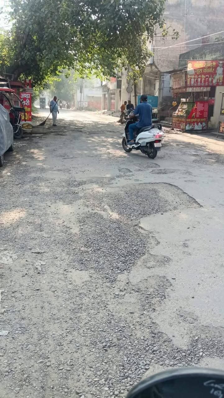 यह वार्ड नंबर दो जगाधरी में सेंट थॉमस स्कूल के पास की सड़क और सिविल अस्पताल की सड़क जिसमें ठेकेदार द्वारा अधूरा काम छोड़ दिया गया और यहां पर बच्चों का स्कूल है दिल्ली यहां पर 2000 बच्चे स्कूल में आते हैं और मोड पर कोई भी रिपेयर नहीं की गई सड़क की कोई एक्सटेंशन नहीं की जाती फिर कब्जे हो जाते हैं और उसके बाद सरकार उनको तोड़ने आ जाती है पूरी मेडिकल हॉल के सामने सड़क के पास बड़े-बड़े पत्थर पड़े हैं जो की एक दो महीने से नहीं उठे हैं