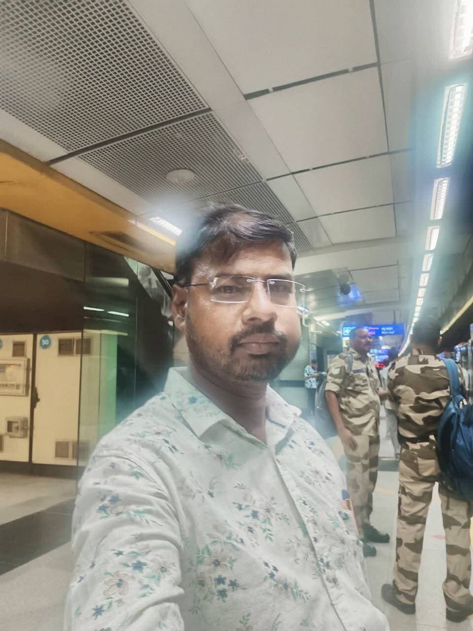 मंजिल थी सेवा तीर्थ, लेकिन सुरक्षा प्रतिबंधों ने बदल दिया सफर! #दिल्ली मेट्रो में बीच रास्ते थम गई यात्रा…
अखबारी कार्य और अपनों से व्यक्तिगत मुलाकात के सिलसिले में दिल्ली पहुंचा। #नोएडा के सेक्टर-52 से सेवा तीर्थ जाने के लिए मेट्रो का टिकट लिया और राजीव चौक पहुंच गया। लेकिन आगे बढ़ने की उम्मीदों पर उस समय विराम लग गया, जब सुरक्षा कारणों से मेट्रो सेवा प्रभावित होने की जानकारी मिली। मजबूरन जोर बाग स्टेशन पर उतरना पड़ा। 2 अक्टूबर के कारण सदन और अन्य सरकारी कार्य एवं कार्यालय बंद रहे लेकिन गांधी जयंती पर दिल्ली में प्रोटेस्ट के माहौल ने दिल्ली की यातायात व्यवस्था को अचानक बदल दिया और मेरा मंजिल तक पहुंचने का रास्ता बदल गया। अब साउथ एवेन्यू जाने के लिए वैकल्पिक साधन तलाशना पड़ा। जानकारी के मुताबिक, सुरक्षा व्यवस्था के मद्देनजर दिल्ली के 11 मेट्रो स्टेशनों पर प्रवेश और निकास पर प्रतिबंध लगाया गया था।
दिल्ली की रफ्तार के बीच एक ऐसा सफर, जिसमें टिकट तो मंजिल का था, लेकिन रास्ता बीच में ही बदलना पड़ा!
#followerseveryone #nonfollowersviewers
#DelhiMetro #DelhiDiaries #JournalistLife #DelhiNews #SouthAvenue