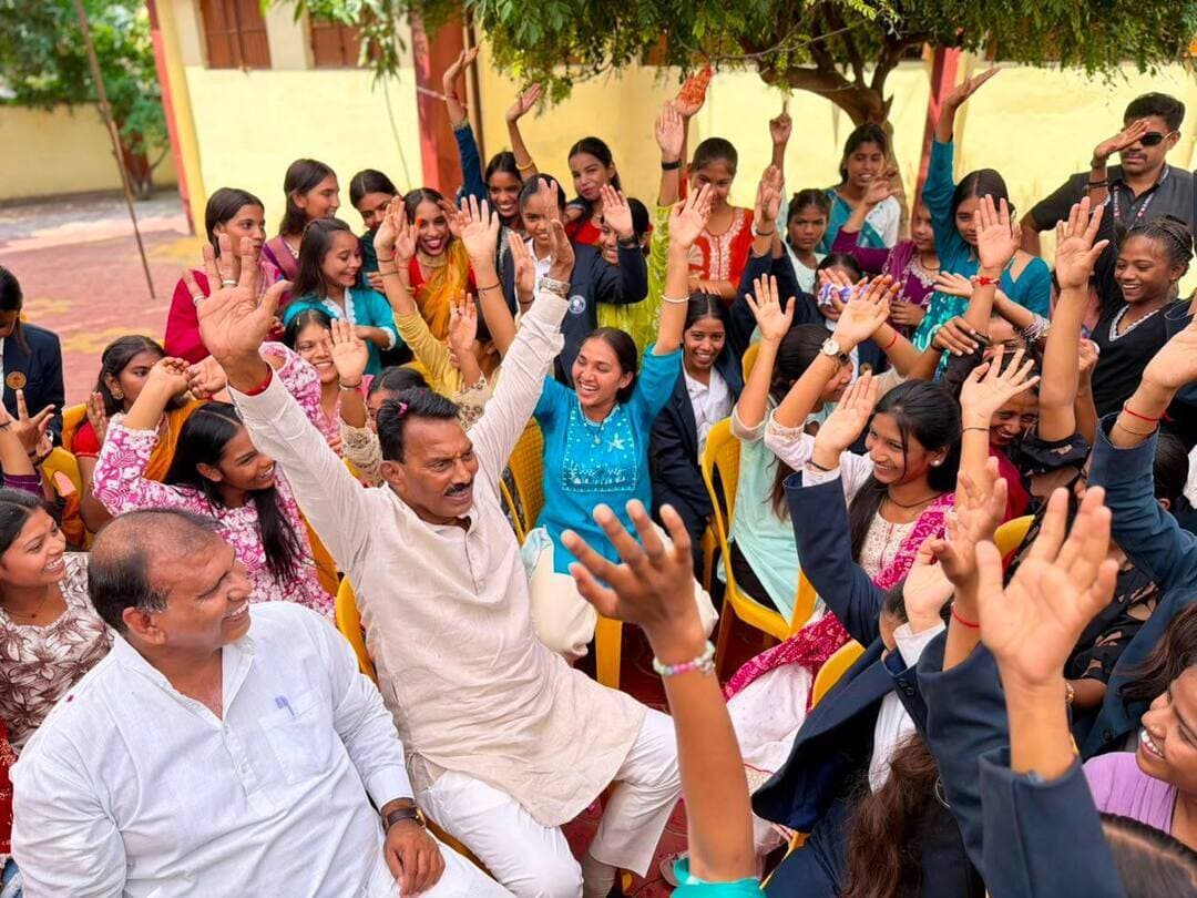 *सांवेर में अस्पृश्यता निवारणार्थ सद्भावना शिविर सम्पन्न*
----
*जल संसाधन मंत्री श्री तुलसीराम सिलावट ने विद्यार्थियों से किया संवाद, अस्पृश्यता निवारण एवं सामाजिक सद्भाव का दिया संदेश*
इंदौर, 02 अक्टूबर 2026
अस्पृश्यता निवारणार्थ सद्भावना शिविर का आयोजन 02 अक्टूबर, शुक्रवार को केशरीपुरा छात्रावास परिसर सांवेर में जल संसाधन मंत्री श्री तुलसीराम सिलावट की गरिमामयी उपस्थिति में सम्पन्न हुआ। कार्यक्रम के प्रारंभ में जल संसाधन मंत्री श्री तुलसीराम सिलावट ने छात्र-छात्राओं से समूह चर्चा की। उन्होंने प्रदेश में संचालित जनकल्याणकारी योजनाओं की जानकारी ली तथा विद्यार्थियों से लैपटॉप, स्कूटी एवं विदेश अध्ययन योजना सहित अन्य योजनाओं के संबंध में चर्चा की। उन्होंने विद्यार्थियों को भविष्य की योजनाओं के संबंध में मार्गदर्शन भी दिया। कार्यक्रम का शुभारंभ मां सरस्वती एवं राष्ट्रपिता महात्मा गांधी के चित्र पर माल्यार्पण एवं दीप प्रज्ज्वलन से हुआ। छात्रावास के विद्यार्थियों ने स्वागत गीत एवं सामूहिक नृत्य की प्रस्तुति दी।
इस अवसर पर मंत्री श्री तुलसीराम सिलावट ने कहा कि राष्ट्रपिता महात्मा गांधी और भारत रत्न श्री लाल बहादुर शास्त्री के योगदान से देश सदैव उन्नति के पथ पर अग्रसर हुआ है। महात्मा गांधी द्वारा स्वच्छता एवं अहिंसा के प्रति अपनाया गया समर्पण आज भी प्रासंगिक है। स्वच्छता अपनाकर अनेक बीमारियों से बचा जा सकता है। उन्होंने आत्मनिर्भर बनने तथा बड़े लक्ष्य निर्धारित कर उन्हें प्राप्त करने के लिए विद्यार्थियों को प्रेरित किया।
कार्यक्रम के उपरांत छात्रावास परिसर में पौधारोपण किया गया। इसके बाद उपस्थित जनप्रतिनिधियों, अधिकारियों एवं विद्यार्थियों ने सामूहिक भोज में सहभागिता की।
इस अवसर पर प्रदेश अनुसूचित जाति मोर्चा अध्यक्ष श्री भगवान परमार, जिला पंचायत अध्यक्ष श्रीमती रीना सतीश मालवीय, जनपद अध्यक्ष सांवेर श्रीमती रामकन्या मानसिंह चौहान, नगर परिषद अध्यक्ष श्री संदीप चंगेड़िया, कलेक्टर श्री शिवम वर्मा, जिला पंचायत के मुख्य कार्यपालन अधिकारी श्री हिमांशु प्रजापति, सहायक आयुक्त श्री नीरज पाराशर सहित अनुविभागीय अधिकारी सांवेर, तहसीलदार, जनपद सीईओ, सीएमओ, क्षेत्र संयोजक श्रीमती स्मिता भावसार, श्री राजेश सोनी, मंडल संयोजक श्रीमती मनीषा मिश्रा, श्री अजय सक्सेना, सभी छात्रावास अधीक्षक, जिला अधिकारी एवं जनप्रतिनिधि उपस्थित रहे।
#JansamparkMP #indore #इंदौर #सामाजिक_सद्भाव
CM Madhya Pradesh
Jansampark Madhya Pradesh
PRO Jansampark Khargone