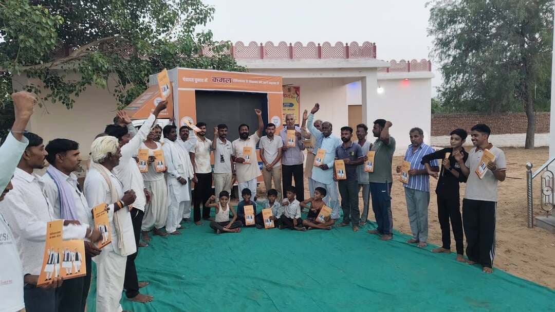 विकास रथ यात्रा श्रीडूंगरगढ़ देहात मंडल के विभिन्न गांवों में पहुंची
श्रीडूंगरगढ़। आगामी पंचायत चुनावों के मद्देनजर भारतीय जनता पार्टी की विकास रथ यात्रा श्रीडूंगरगढ़ देहात मंडल के विभिन्न गांवों में पहुंची। मंडल अध्यक्ष महेंद्र सिंह तंवर की निगरानी में यात्रा पुन्दलसर, बाणा, उपनी, कल्याणसर, पुराना दुसरना और कोटासर सहित अन्य गांवों में पहुंची। इस दौरान भाजपा कार्यकर्ताओं और ग्रामीणों ने यात्रा का स्वागत किया।
यात्रा के माध्यम से केंद्र और राज्य सरकार की योजनाओं, विकास कार्यों तथा जनहित से जुड़े कार्यक्रमों की जानकारी ग्रामीणों को दी गई। इस दौरान ग्रामीणों ने श्रीडूंगरगढ़ विधायक ताराचंद सारस्वत द्वारा क्षेत्र में कराए जा रहे विकास कार्यों का उल्लेख करते हुए आभार व्यक्त किया और स्थानीय विकास से जुड़े मुद्दे रखे।
कार्यक्रमों के दौरान आगामी पंचायत चुनावों को लेकर संगठनात्मक गतिविधियों और तैयारियों पर भी चर्चा की गई। भाजपा कार्यकर्ताओं के अनुसार, यात्रा का उद्देश्य सरकारी योजनाओं और विकास कार्यों की जानकारी गांव-गांव तक पहुंचाना है।
कोटासर में मुख्यमंत्री भजनलाल शर्मा वर्चुअल माध्यम से जुड़े
विकास रथ यात्रा के दौरान कोटासर में मुख्यमंत्री भजनलाल शर्मा वर्चुअल माध्यम से कार्यक्रम से जुड़े। इस अवसर पर भाजपा कार्यकर्ताओं और ग्रामीणों ने मुख्यमंत्री का संबोधन सुना। मुख्यमंत्री ने राज्य सरकार की योजनाओं, विकास कार्यों और जनहित से जुड़े विषयों पर जानकारी दी।
कार्यक्रम में देहात मंत्री राजेंद्र सिंह शेखावत, खेमा राम, श्रवण राम बाणा, नोरंग नाथ सिद्ध उपनी और अगर सिंह परिहार कोटासर सहित भाजपा पदाधिकारी, कार्यकर्ता और ग्रामीण उपस्थित रहे।
भाजपा कार्यकर्ताओं ने बताया कि यात्रा के माध्यम से सरकारी योजनाओं और विकास कार्यों की जानकारी ग्रामीण क्षेत्रों तक पहुंचाई जा रही है। साथ ही आगामी पंचायत चुनावों को देखते हुए संगठन को बूथ स्तर पर सक्रिय करने के लिए मंडल अध्यक्ष महेंद्र सिंह तंवर की निगरानी में गतिविधियां संचालित की जा रही हैं.