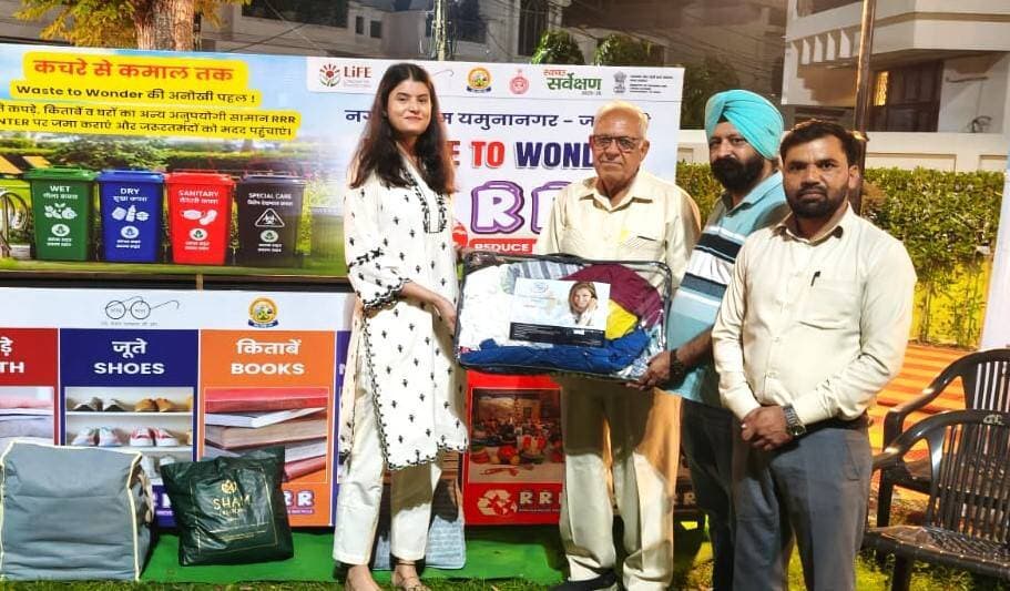 अनुपयोगी वस्तुओं को दोबारा उपयोग में लाना पर्यावरण संरक्षण के साथ संसाधनों की बचत - अभिश्रुति
नगर निगम ने विष्णु गार्डन कॉलोनी में आरआरआर और 4-बिन कचरा पृथक्करण का दिया संदेश
जगाधरी। स्वच्छता ही सेवा अभियान के तहत नगर निगम की ओर से वार्ड नंबर-2 की विष्णु गार्डन कॉलोनी में आरआरआर कॉन्सेप्ट और 4-बिन कचरा पृथक्करण को लेकर जागरूकता कार्यक्रम आयोजित किया गया। कार्यक्रम का उद्देश्य नागरिकों को घर से ही कचरे का उचित पृथक्करण करने, उपयोगी वस्तुओं को फेंकने के बजाय उनके पुनः उपयोग व पुनर्चक्रण को बढ़ावा देने के प्रति जागरूक करना रहा।
कार्यक्रम में मुख्यमंत्री सुशासन सहयोगी अभिश्रुति, मुख्य सफाई निरीक्षक हरजीत सिंह, अमित कंबोज, भाजपा मंडल अध्यक्ष एवं पार्षद प्रियांक शर्मा, एसबीएम एक्सपर्ट दुर्गेश कुमार, आरडब्ल्यूए अध्यक्ष प्रदुमन सिंह लाडी सहित कॉलोनी के नागरिक मौजूद रहे। एसबीएम विशेषज्ञ दुर्गेश कुमार ने बताया कि घरों में पड़े उपयोगी कपड़े, किताबें, खिलौने और अन्य सामान फेंकने के बजाय जरूरतमंदों तक पहुंचाए जा सकते हैं। उन्होंने गीले, सूखे, घरेलू हानिकारक और स्वच्छता संबंधी कचरे को अलग-अलग रखने के लिए 4-बिन व्यवस्था अपनाने का आह्वान किया। मुख्यमंत्री सुशासन सहयोगी अभिश्रुति ने कहा कि आरआरआर को दैनिक जीवन का हिस्सा बनाकर कचरे की मात्रा को काफी हद तक कम किया जा सकता है। अनुपयोगी समझी जाने वाली वस्तुओं को दोबारा उपयोग में लाना पर्यावरण संरक्षण के साथ संसाधनों की बचत भी है। उन्होंने नागरिकों से घर से ही कचरे का पृथक्करण करने और आरआरआर पहल में सक्रिय भागीदारी निभाने की अपील की। पार्षद प्रियांक शर्मा ने स्वच्छता अभियान में जनभागीदारी को जरूरी बताते हुए नागरिकों से नगर निगम का सहयोग करने का आह्वान किया। कार्यक्रम के दौरान नागरिकों ने कपड़े, किताबें, खिलौने व अन्य उपयोगी वस्तुएं आरआरआर पहल के तहत उपलब्ध कराईं। साथ ही 4-बिन कचरा पृथक्करण अपनाने और स्वच्छता व्यवस्था बनाए रखने का संकल्प लिया।
फोटो कैप्शन - विष्णु गार्डन कॉलोनी में संबोधित करती मुख्यमंत्री सुशासन सहयोगी अभिश्रुति।
मुख्यमंत्री सुशासन सहयोगी अभिश्रुति को सम्मानित करते निगम अधिकारी।