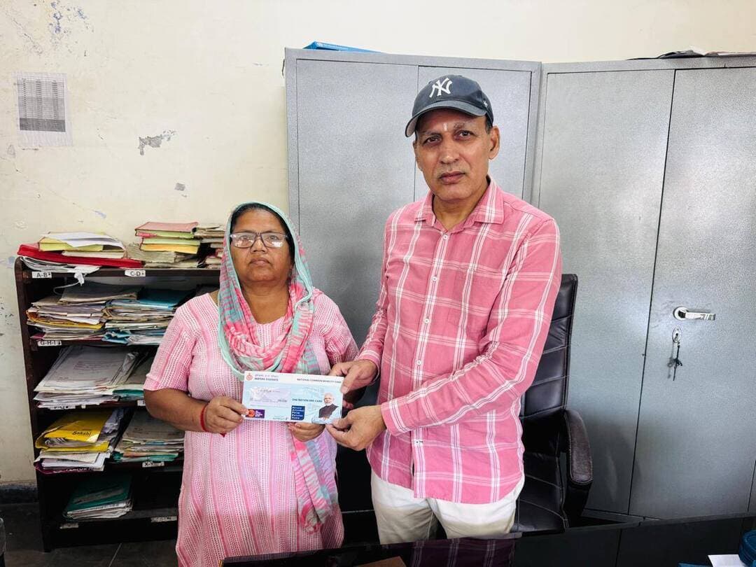 सेवा संकल्प अभियान के तहत हरियाणा रोडवेज महाप्रबंधक ने लाभार्थियों को वितरित किए हैप्पी कार्ड।
यमुनानगर, 2 अक्टूबर- सेवा संकल्प अभियान के तहत उपायुक्त प्रीति के मार्गदर्शन में हरियाणा रोडवेज के महाप्रबंधक संजय रावल ने पात्र लाभार्थियों को हैप्पी कार्ड वितरित किए। इस दौरान लाभार्थियों को सरकार की जनकल्याणकारी योजनाओं का लाभ उठाने के लिए प्रेरित किया गया तथा हैप्पी कार्ड योजना की सुविधाओं के बारे में विस्तार से जानकारी दी गई।
महाप्रबंधक संजय रावल ने कहा कि हैप्पी कार्ड योजना का उद्देश्य पात्र परिवारों को सार्वजनिक परिवहन की सुविधा उपलब्ध करवाकर उनकी दैनिक यात्रा को सुगम बनाना है। उन्होंने कहा कि सरकार द्वारा जरूरतमंद एवं पात्र परिवारों के हित में विभिन्न योजनाएं संचालित की जा रही हैं, जिनका लाभ अधिक से अधिक लोगों तक पहुंचाना प्रशासन की प्राथमिकता है। उन्होंने कहा कि सेवा संकल्प अभियान के माध्यम से सरकार की योजनाओं और सेवाओं का लाभ सीधे पात्र लाभार्थियों तक पहुंचाया जा रहा है। उन्होंने अधिकारियों एवं कर्मचारियों को निर्देश दिए कि योजनाओं का लाभ लेने में पात्र नागरिकों को किसी प्रकार की परेशानी न हो तथा उन्हें आवश्यक जानकारी एवं मार्गदर्शन उपलब्ध करवाया जाए। महाप्रबंधक ने लाभार्थियों से आह्वान किया कि वे अन्य पात्र लोगों को भी सरकार की जनकल्याणकारी योजनाओं के बारे में जागरूक करें।
इस अवसर पर राहुल व कंवलजीत कौर आदि लाभार्थियों ने हैप्पी कार्ड मिलने पर खुशी व्यक्त करते हुए प्रदेश सरकार की इस पहल की सराहना की। लाभार्थियों ने कहा कि प्रदेश सरकार द्वारा हर वर्ग के हित में जनकल्याणकारी योजनाएं चलाई गई है।