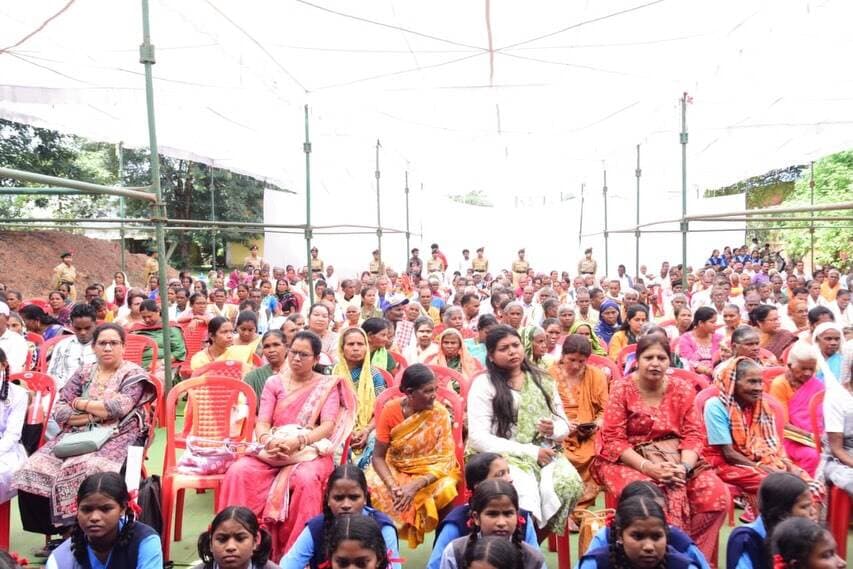 सम्मान, संवेदना और सहयोग के साथ मनाया गया अंतर्राष्ट्रीय वृद्धजन दिवस।
समाज कल्याण विभाग, जिला कोण्डागांव द्वारा अंतर्राष्ट्रीय वृद्धजन दिवस के अवसर पर जिला स्तरीय सम्मान समारोह आयोजित किया गया। कार्यक्रम में जिले के विभिन्न विकासखंडों से पहुंचे 400 वरिष्ठ नागरिकों का सम्मान किया गया।
इस दौरान पुरुषों को कुर्ता-पायजामा, महिलाओं को साड़ी एवं श्रीफल तथा अत्यंत बुजुर्गों को 250 छड़ियां प्रदान कर सम्मानित किया गया। 57 वृद्धजनों का स्वास्थ्य परीक्षण भी किया गया।
जरूरतमंद वरिष्ठ नागरिकों को श्रवण यंत्र एवं वॉकिंग स्टिक सहित आवश्यक सहायक उपकरण वितरित किए गए। साथ ही नशा मुक्त भारत अभियान के अंतर्गत वृद्धजनों को नशामुक्त जीवन का संदेश दिया गया।
वरिष्ठ नागरिकों के अनुभव और योगदान समाज की महत्वपूर्ण धरोहर हैं। उनके सम्मान, देखभाल और सहयोग के लिए ऐसे आयोजन सामाजिक संवेदनशीलता को मजबूत करते हैं।
#Kondagaon #InternationalDayOfOlderPersons #SeniorCitizens #SamajKalyan #JanSeva