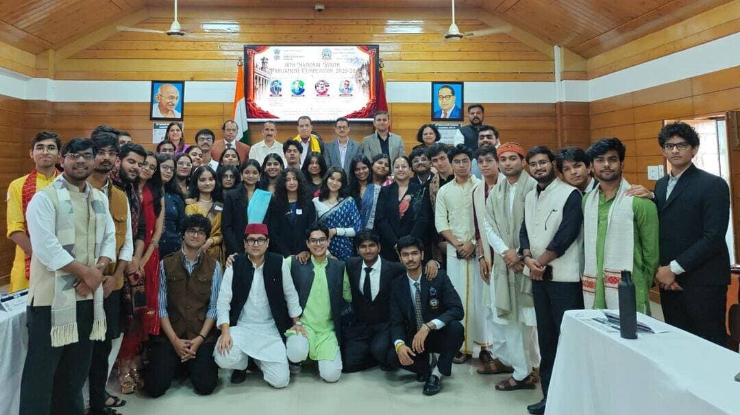 HPNLU शिमला में 18वीं राष्ट्रीय युवा संसद प्रतियोगिता 2025–26 की ग्रुप-लेवल प्रतियोगिता आयोजित
शिमला, अक्टूबर। हिमाचल प्रदेश नेशनल लॉ यूनिवर्सिटी (HPNLU), शिमला में माननीय कुलपति प्रो. (डॉ.) प्रीती सक्सेना के नेतृत्व में भारत सरकार के संसदीय कार्य मंत्रालय के तत्वावधान में 18वीं राष्ट्रीय युवा संसद प्रतियोगिता 2025–26 की ग्रुप-लेवल प्रतियोगिता आयोजित की गई। कार्यक्रम का आयोजन HPNLU के इलेक्टोरल लिटरेसी क्लब (ELC) द्वारा किया गया।
कार्यक्रम में हिमाचल प्रदेश सरकार के पूर्व संसदीय कार्य मंत्री एवं पूर्व राज्यसभा सांसद श्री सुरेश भारद्वाज (2002–2008) मुख्य अतिथि के रूप में उपस्थित रहे। इस अवसर पर संसदीय कार्य मंत्रालय की ग्रुप कोऑर्डिनेटर डॉ. अनुपम कुर्लवाल, HPU शिमला के ICDEOL में राजनीति विज्ञान के एसोसिएट प्रोफेसर डॉ. जोगिंदर सिंह सकलानी तथा HPNLU में डीन (एकेडमिक अफेयर्स) प्रो. (डॉ.) एस.एस. जसवाल सहित अन्य गणमान्य व्यक्ति मौजूद रहे।
राष्ट्रीय युवा संसद प्रतियोगिता का उद्देश्य विद्यार्थियों में लोकतांत्रिक मूल्यों, संवैधानिक समझ और संसदीय प्रक्रियाओं के प्रति जागरूकता को मजबूत करना है। संसदीय कार्य मंत्रालय द्वारा भाग लेने वाले संस्थानों को 12 समूहों में विभाजित किया गया है तथा राष्ट्रीय स्तर की प्रतियोगिता में आगे बढ़ने से पहले ग्रुप-लेवल पर प्रतियोगिताओं का आयोजन किया जाता है।
प्रतियोगिता के दौरान विद्यार्थियों ने बहस, चर्चा, प्रश्नोत्तर और विचार-विमर्श के माध्यम से संसदीय कार्यप्रणाली की अपनी समझ का प्रभावी प्रदर्शन किया। प्रतिभागियों का मूल्यांकन संसदीय आचरण, प्रक्रियात्मक ज्ञान, भागीदारी की गुणवत्ता तथा अभिव्यक्ति की प्रभावशीलता जैसे विभिन्न मानकों के आधार पर किया गया।
प्रतिभागियों को संबोधित करते हुए गणमान्य अतिथियों ने संवैधानिक मूल्यों, तथ्यपरक एवं जानकारीपूर्ण सार्वजनिक चर्चा तथा जिम्मेदार लोकतांत्रिक भागीदारी के महत्व पर जोर दिया। इस अवसर पर विश्वविद्यालय का संदेश “संवाद, संयम और संविधान” रहा, जो कार्यक्रम की मूल भावना को रेखांकित करता है।
समापन सत्र में विजेता प्रतिभागियों को पुरस्कार, प्रमाण पत्र एवं स्मृति चिन्ह प्रदान किए गए। HPNLU शिमला के प्रतिभागियों में धनंजय सिंह, तपस्वी ओझा और कार्तिक शर्मा ने प्रतियोगिता में शीर्ष स्थान हासिल किए। वहीं देविशी उनियाल, निकिता मीना और सार्थक सेठ को उनके उत्कृष्ट प्रदर्शन के लिए स्पेशल प्राइज़ प्रदान किए गए। प्रतियोगिता की कार्यवाही के दौरान स्पीकर की भूमिका निभाने वाली निकिता मीना को भी गणमान्य अतिथियों द्वारा सम्मानित किया गया।
गौरतलब है कि HPNLU शिमला द्वारा नेशनल यूथ पार्लियामेंट कॉम्पिटिशन की मेज़बानी लगातार तीसरी बार की गई है। इससे पहले विश्वविद्यालय 16वें और 17वें संस्करणों की भी मेज़बानी कर चुका है। लगातार इस आयोजन की मेज़बानी विश्वविद्यालय की ओर से विद्यार्थियों के बीच संवैधानिक साक्षरता, संसदीय जागरूकता और जिम्मेदार एवं जानकारीपूर्ण लोकतांत्रिक भागीदारी को बढ़ावा देने के प्रयासों को दर्शाती है।
कार्यक्रम का सफल आयोजन इलेक्टोरल लिटरेसी क्लब के कोऑर्डिनेटर डॉ. वेद प्रकाश तथा छात्र टीम के सहयोग से किया गया।