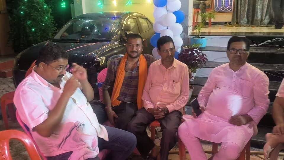 सुरसंड प्रखंड अंतर्गत नगर पंचायत सुरसंड में श्री कुणाल शर्मा जी के यहाँ पुत्र रत्न की प्राप्ति के शुभ अवसर पर आयोजित छठियार भोज कार्यक्रम में स्थानीय विधायक प्रोफेसर नागेंद्र राउत, सहित अन्य समाजसेवी भी मौजूद दिखे।