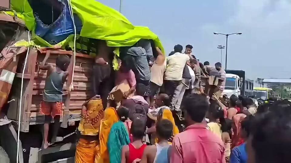 बिहार में शराबबंदी किस तरह से है कि आप देखिए...महिलाएं बूढ़े बच्चे जवान सभी लूटने में लगे....