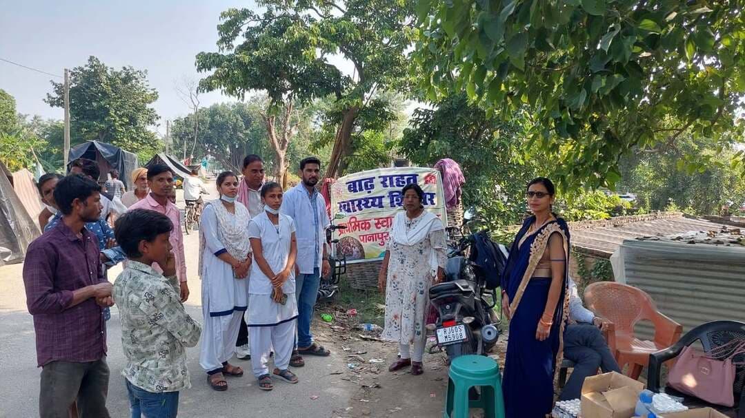 बाढ़ प्रभावित लोगों के स्वास्थ्य की सुरक्षा को लेकर जिला प्रशासन सारण पूरी तरह सक्रिय
==================
सारण, 02 अक्टूबर 2026
==================
सारण जिले में बाढ़ प्रभावित एवं विस्थापित लोगों को आवश्यक स्वास्थ्य सेवाएं उपलब्ध कराने के लिए जिला प्रशासन, सारण द्वारा मेडिकल टीमों एवं स्वास्थ्य शिविरों के माध्यम से लगातार स्वास्थ्य जांच, चिकित्सकीय परामर्श एवं आवश्यक दवाएं उपलब्ध कराई जा रही हैं।
साथ ही, संक्रमण एवं जलजनित बीमारियों की रोकथाम को लेकर आवश्यक निरोधात्मक एवं स्वच्छता संबंधी कार्रवाई भी की जा रही है। स्वास्थ्य विभाग की टीमें प्रभावित क्षेत्रों में सक्रिय रहकर लोगों की स्वास्थ्य संबंधी आवश्यकताओं पर लगातार नजर बनाए हुए हैं।
आपदा की इस कठिन घड़ी में जिला प्रशासन सारण प्रभावित नागरिकों के साथ मजबूती से खड़ा है और हर संभव स्वास्थ्य सहायता उपलब्ध कराने के लिए तत्पर है।