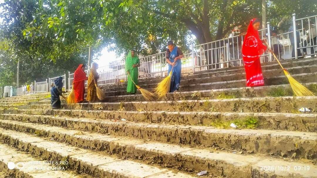 सेवा संकल्प अभियान के तहत स्वच्छता का संदेश
स्वच्छता ही सेवा एवं सेवा संकल्प अभियान के अंतर्गत हसदेव नदी तट स्थित बाबा कलेश्वरनाथ मंदिर परिसर में स्वच्छता अभियान चलाया गया। ग्राम की महिलाओं एवं ग्रामवासियों ने उत्साहपूर्वक सहभागिता निभाते हुए परिसर की साफ-सफाई की और स्वच्छ, सुंदर एवं स्वस्थ वातावरण का संदेश दिया।
#सेवा_संकल्प_अभियान #सेवा_मेरा_योगदान #SevaSankalpAbhiyan #SevaMeraYogdaan #Chhattisgarh