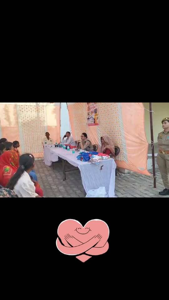 🚨 महिला सुरक्षा को लेकर कटेखेड़ा में लगी चौपाल!
👩🦰 मिशन शक्ति अभियान के तहत महिलाओं और बालिकाओं को साइबर अपराध से बचाव के बताए उपाय, हेल्पलाइन नंबरों की दी जानकारी।
📍 कटेखेड़ा, जसवंतनगर।
महिला सुरक्षा एवं जागरूकता चौपाल में पुलिस टीम ने महिलाओं और बालिकाओं को निजी जानकारी, OTP, बैंक डिटेल और पासवर्ड किसी अनजान व्यक्ति से साझा न करने की सलाह दी। साइबर अपराध या किसी संदिग्ध गतिविधि की स्थिति में तत्काल शिकायत करने की अपील की गई।
☎️ जरूरी हेल्पलाइन:
112 पुलिस | 181 महिला हेल्पलाइन | 1098 चाइल्ड हेल्पलाइन | 108/102 एंबुलेंस | 1930 साइबर हेल्पलाइन | 1076 मुख्यमंत्री हेल्पलाइन
👮♀️ क्षेत्राधिकारी आयुषी सिंह, थानाध्यक्ष कमल भाटी, CHC अधीक्षक डॉ. वीरेंद्र सिंह समेत मिशन शक्ति टीम मौजूद रही।
💬 आपके अनुसार महिलाओं की सुरक्षा के लिए ऐसी जागरूकता चौपाल कितनी जरूरी हैं? कमेंट में बताएं।
#DPSChannel #MohammadAsifKhan #Jaswantnagar #Etawah #MissionShakti