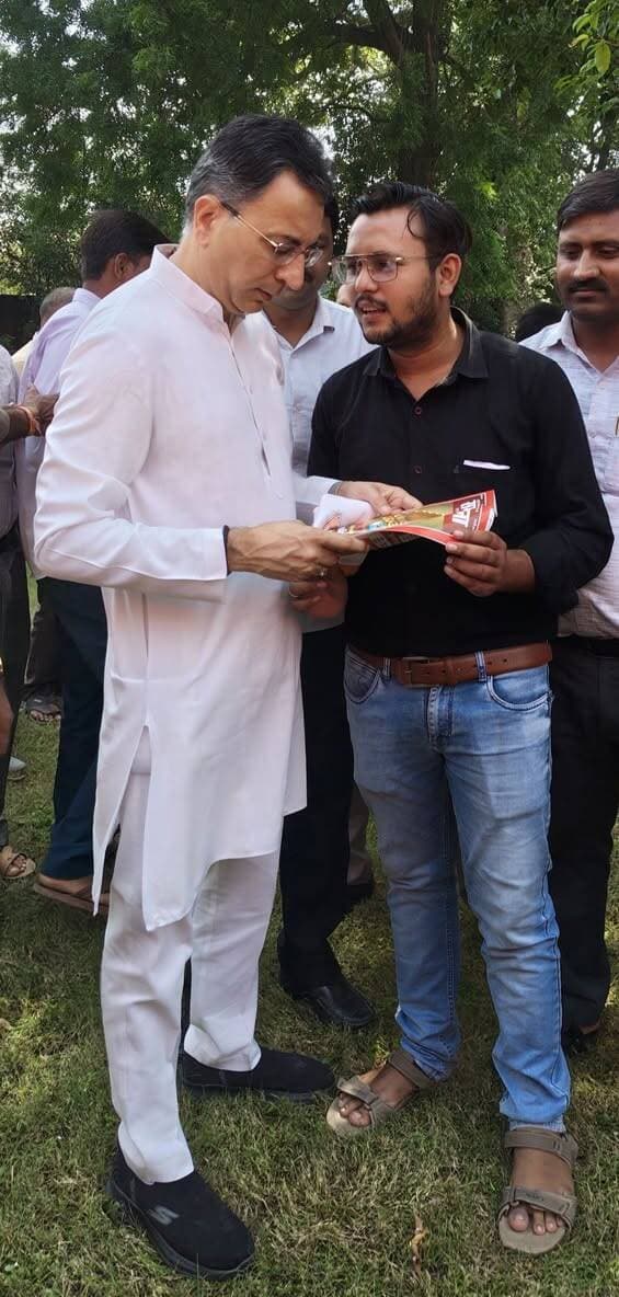 आज शाहजहांपुर स्थित लाल कोठी पर भारत सरकार के केंद्रीय राज्य मंत्री, वाणिज्य एवं उद्योग मंत्रालय तथा इलेक्ट्रॉनिकी एवं सूचना प्रौद्योगिकी मंत्रालय के राज्य मंत्री माननीय श्री जितिन प्रसाद जी से शिष्टाचार भेंट कर उन्हें समग्र चेतना पत्रिका की प्रति भेंट की।
पत्रकारिता, जनसरोकार एवं सकारात्मक संवाद के माध्यम से समाज हित में निरंतर कार्य करने के संकल्प के साथ यह भेंट संपन्न हुई।
सादर।