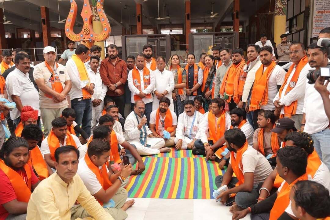 सेवा संकल्प यात्रियों ने शिवना नदी घाट पर श्रमदान किया
मंदसौर शहर में यात्रा का भव्य स्वागत
वाराणसी वड़नगर जल जन सेवा संकल्प यात्रा में सम्मिलित यात्रियों द्वारा 2 अक्टूबर को मंदसौर में शिवना नदी घाट पर सामूहिक श्रमदान किया गया। इस दौरान सांसद श्री सुधीर गुप्ता, जिला योजना समिति सदस्य श्री राजेश दीक्षित, जिला यात्रा प्रभारी श्री हितेश शुक्ला, श्री शिवराज सिंह राणा आदि उपस्थित थे इस दौरान स्वच्छता कर्मियों का सम्मान भी किया गया।
मंदसौर शहर पहुंचने पर सेवा संकल्प यात्रा का नागरिकों द्वारा भव्य स्वागत किया गया यात्रा पर पुष्प वर्षा की गई। नगर के विभिन्न चौराहों से सेवा संकल्प यात्रा भगवान श्री पशुपतिनाथ मंदिर दर्शन के लिए पहुंची जहां यात्रियों ने पूजा अभिषेक किया।
#सेवा_संकल्प_अभियान #SevaSankalpAbhiyan
#मंदसौर
#Mandsaur