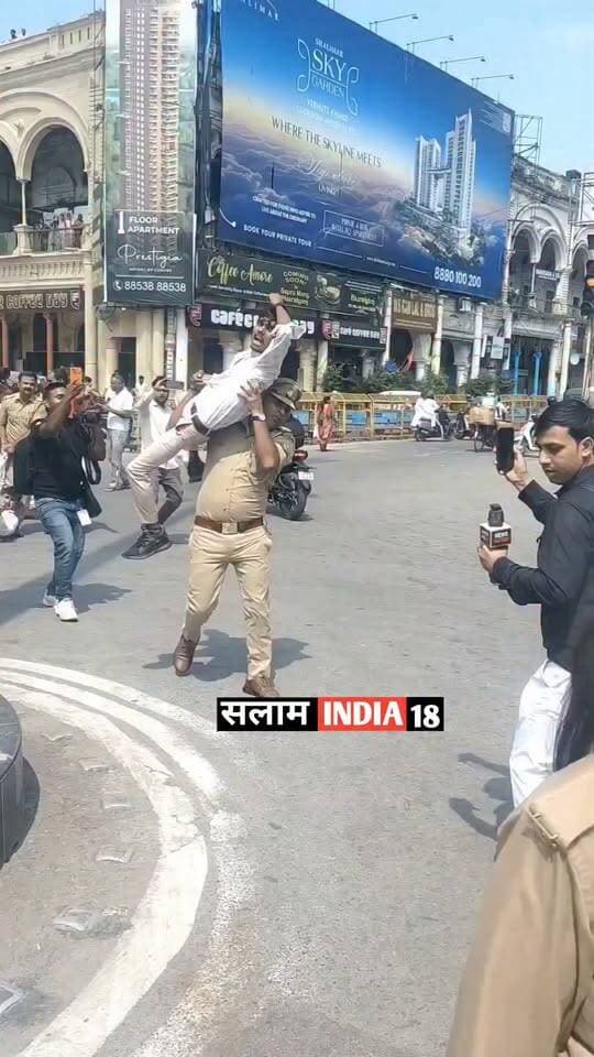 उत्तरप्रदेश के हज़रतगंज चौराहे पर डिटेन करती पुलिस!