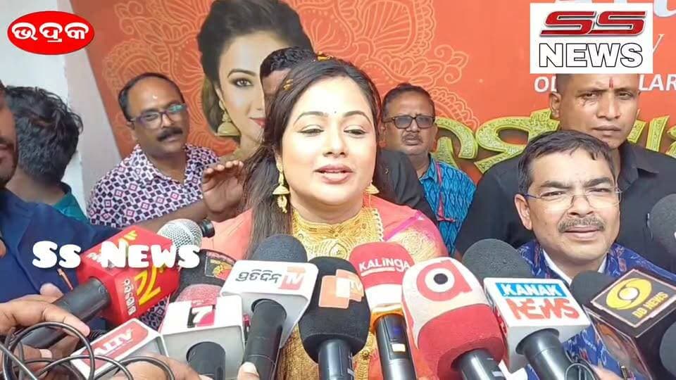ଭଦ୍ରକ::ଭଦ୍ରକରେ ଖୋଲିଲା ଅରୁନ୍ଧତୀ ଜୁଏଲର୍ସର ନୂଆ ଶୋ’ରୁମ ଗ୍ରାହକଙ୍କ ପାଇଁ ଅଫର ବର୍ଷା, ଉଦଘାଟନ କଲେ ଅର୍ଚ୍ଚିତା ଓ ଶିବାନୀ ସଙ୍ଗୀତା
#SSnews #Bhadraknews #ArundhatiJewellers #archita #dimond #jewelry #GrandOpening #Odisha #offers #LimitedPeriod