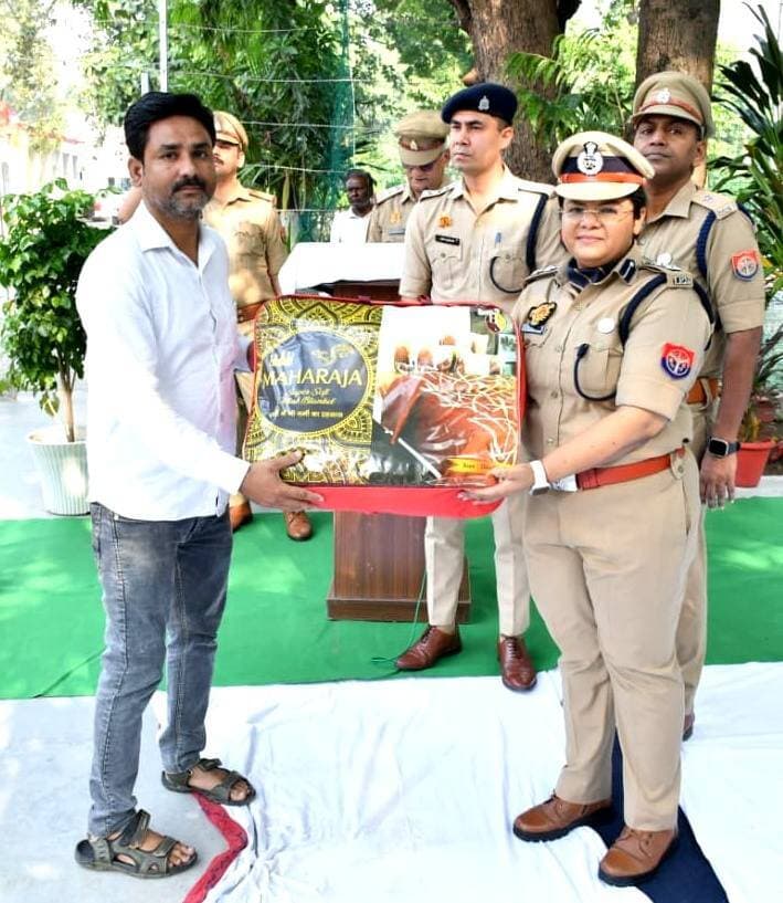 🇮🇳 गांधी जयंती एवं शास्त्री जयंती पर खीरी पुलिस ने लिया सत्य, अहिंसा और राष्ट्रसेवा का संकल्प 🇮🇳
लखीमपुर खीरी। 2 अक्टूबर 2026। पुलिस लाइन्स खीरी में राष्ट्रपिता महात्मा गांधी एवं पूर्व प्रधानमंत्री लाल बहादुर शास्त्री की जयंती श्रद्धा और गरिमा के साथ मनाई गई।
कार्यक्रम में वरिष्ठ पुलिस अधीक्षक डॉ. ख्याति गर्ग ने दोनों महापुरुषों के चित्रों पर माल्यार्पण कर श्रद्धासुमन अर्पित किए। उन्होंने पुलिसकर्मियों को गांधी जी के सत्य, अहिंसा और सद्भाव तथा शास्त्री जी के सादगी, कर्तव्यनिष्ठा और “जय जवान, जय किसान” के संदेश से प्रेरणा लेने का आह्वान किया।
🏅 उत्कृष्ट सेवा करने वाले पुलिसकर्मियों को सम्मानित करते हुए उत्कृष्ट सेवा पदक प्रदान किए गए।
🧣 पुलिस लाइन के चतुर्थ श्रेणी कर्मचारियों को कंबल भी वितरित किए गए।
🇮🇳 इस अवसर पर पुलिस अधिकारियों एवं कर्मचारियों ने राष्ट्र की एकता, अखंडता, संप्रभुता और आंतरिक सुरक्षा बनाए रखने की शपथ ली।
कार्यक्रम में अपर पुलिस अधीक्षक, क्षेत्राधिकारीगण, प्रतिसार निरीक्षक खीरी सहित पुलिस लाइन्स एवं विभिन्न कार्यालयों के अधिकारी-कर्मचारी उपस्थित रहे।
#GandhiJayanti #LalBahadurShastri #KheriPolice #LakhimpurKheri #Police #RashtraSeva #SatyAhimsa #JaiJawanJaiKisan