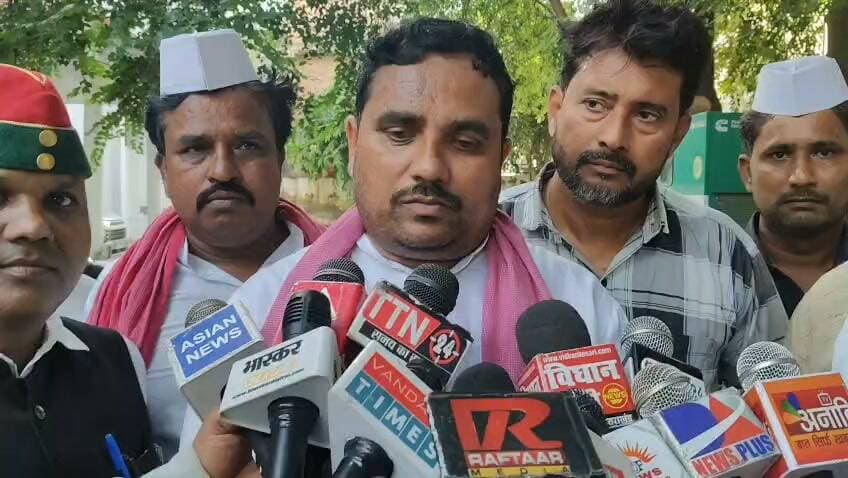 गांधी और शास्त्री के आदर्शों पर चलने का आह्वान, साहू समाज की भव्य शोभायात्रा ने दिया एकता का संदेश
प्रेक्षागृह में विचार गोष्ठी, सांसद नरेश उत्तम पटेल और सांसद राकेश राठौर ने रखे विचार
अहिंसा, सादगी, शिक्षा और सामाजिक एकता पर वक्ताओं ने दिया विशेष जोर, विभिन्न मुद्दों पर रखे अपने-अपने राजनीतिक विचार
फतेहपुर। राष्ट्रपिता महात्मा गांधी और पूर्व प्रधानमंत्री लाल बहादुर शास्त्री की जयंती के अवसर पर जिला साहू समाज संगठन के तत्वावधान में फतेहपुर के प्रेक्षागृह (टाउन हॉल) में भव्य विचार गोष्ठी एवं विशाल शोभायात्रा का आयोजन किया गया। कार्यक्रम में जनप्रतिनिधियों, समाजसेवियों, बुद्धिजीवियों और साहू समाज के सैकड़ों लोगों ने भाग लिया। आयोजन के दौरान महात्मा गांधी के अहिंसा, सत्य और सामाजिक समरसता के विचारों तथा लाल बहादुर शास्त्री की सादगी, ईमानदारी और राष्ट्रसेवा के मूल्यों को अपनाने का संदेश दिया गया।
कार्यक्रम की शुरुआत लोधीगंज स्थित साहू सामुदायिक मिलन केंद्र से निकली भव्य शोभायात्रा से हुई। राजेश गांधी के नेतृत्व में निकली यह यात्रा ज्वालागंज, वर्मा चौराहा और पटेल नगर से होकर प्रेक्षागृह पहुंची। शोभायात्रा में बड़ी संख्या में समाज के लोगों ने भाग लेकर राष्ट्रभक्ति और सामाजिक एकता का संदेश दिया।
विचार गोष्ठी में मुख्य अतिथि के रूप में फतेहपुर सांसद नरेश उत्तम पटेल और सीतापुर सांसद राकेश राठौर मौजूद रहे। सांसद नरेश उत्तम पटेल ने कहा कि महात्मा गांधी का अहिंसा का मार्ग आज भी समाज के लिए सबसे बड़ी प्रेरणा है। उन्होंने कहा कि पूर्व प्रधानमंत्री लाल बहादुर शास्त्री का सादगीपूर्ण जीवन सार्वजनिक जीवन में ईमानदारी और नैतिक मूल्यों का उत्कृष्ट उदाहरण है। उन्होंने राजनीति में सादगी, शिक्षा और सामाजिक सद्भाव को मजबूत करने की आवश्यकता पर बल दिया।
सीतापुर सांसद राकेश राठौर ने अपने संबोधन में महात्मा गांधी के विचारों और लोकतांत्रिक मूल्यों का उल्लेख करते हुए समकालीन राजनीतिक विषयों पर भी अपने विचार व्यक्त किए। उनके वक्तव्य कार्यक्रम के दौरान राजनीतिक विमर्श का हिस्सा रहे।
कार्यक्रम में साहू समाज के वरिष्ठ पदाधिकारी डी.सी. गुप्ता ने शिक्षा को समाज के विकास का सबसे मजबूत आधार बताते हुए कहा कि बिना शिक्षा के किसी भी समाज का समग्र विकास संभव नहीं है। उन्होंने युवाओं से शिक्षा और सामाजिक जिम्मेदारी के प्रति जागरूक रहने का आह्वान किया।
भाजपा जिलाध्यक्ष अन्नू श्रीवास्तव ने कहा कि महापुरुषों के आदर्श प्रत्येक नागरिक के लिए प्रेरणास्रोत हैं और उनके विचारों को जीवन में अपनाकर ही समाज एवं राष्ट्र को नई दिशा दी जा सकती है।
नगर पालिका चेयरमैन राजकुमार मौर्य ने महात्मा गांधी के वैश्विक व्यक्तित्व और उनके विचारों की प्रासंगिकता पर प्रकाश डालते हुए कहा कि गांधीजी का दर्शन आज भी पूरी दुनिया को शांति और मानवता का संदेश देता है।
कार्यक्रम का संचालन डॉ. माधुरी साहू एवं शिवशरण बंधु ने किया।इस अवसर पर भारती गांधी,हीरालाल साहू,ब्लॉक प्रमुख मनभावन शास्त्री,साधना साहू, दयावती साहू,उदयभान साहू,बबीता साहू, विजयलक्ष्मी साहू,प्रमोद साहू,रवि साहू,अमृत लाल साहू,माताबदल साहू सहित बड़ी संख्या में समाजसेवी एवं गणमान्य नागरिक उपस्थित रहे।
कार्यक्रम ने सामाजिक एकता,शिक्षा,राष्ट्रसेवा और महापुरुषों के आदर्शों को जन-जन तक पहुंचाने का संदेश दिया।वहीं मंच से व्यक्त राजनीतिक विचार संबंधित वक्ताओं के व्यक्तिगत एवं दलगत विचार रहे।
अपील:महापुरुषों की जयंती केवल औपचारिक आयोजन तक सीमित न रहे,बल्कि उनके सत्य, अहिंसा,सादगी,ईमानदारी,शिक्षा और राष्ट्रसेवा के आदर्शों को अपने जीवन में अपनाया जाए। लोकतांत्रिक समाज में विभिन्न विचारों का सम्मान करते हुए सामाजिक सद्भाव और आपसी भाईचारे को मजबूत बनाना हम सभी की जिम्मेदारी है।
👇👇
#NDNews #Fatehpur #GandhiJayanti #LalBahadurShastri #NareshUttamPatel #RakeshRathore #SahuSamaj #TownHall #Ahimsa #SocialHarmony #UttarPradesh #MahatmaGandhi #ShastriJayanti
👇👇
@dgpup
@RSSorg
@UPGovt
@wpl1090
@RSSgeet
@Uppolice
@MIB_India
@PMOIndia
@HMOIndia
@abmanglik
@VHPDigital
@igrangealld
@myogioffice
@InfoDeptUP
@dmfatehpur
@sdmsadarftp
@CMOfficeUP
@CMOUP_RC
@ChiefSecyUP
@ChiefSecyUP
@MahantYogiG
@FatehpurSdm
@fatehpurpolice
@BajrangDalOrg
@rashtrapatibhvn
@UPMahilaKalyan
@112UttarPradesh
@myogiadityanath
@CommissionerPrg
@ADGZonPrayagraj
👇👇
🟥 NDNEWS | दैनिक निष्पक्ष धारा
मुख्य संपादक / संस्थापक: राजन सिंह हाड़ा
✒️रिपोर्ट: जिला ब्यूरो, फतेहपुर
📍कार्यालय-3: U158,हीरा स्वीट्स के पास,विकास मार्ग,लक्ष्मी नगर,पूर्वी दिल्ली 110092 (NCR)
📞मोबाइल: 096961 19696