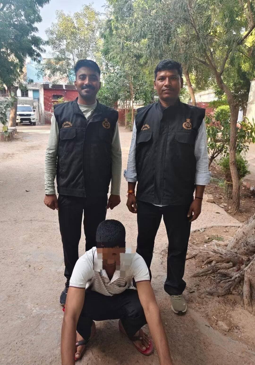 बाइक चोरी के 10 मामलों में वांछित आरोपी साबिर किया गिरफ्तार।
रेवाड़ी समाचार पंकज कुमार।
थाना माडल टाउन पुलिस ने वाहन चोरी की वारदातों पर अंकुश लगाने की दिशा में एक और बड़ी सफलता हासिल करते हुए चोरी की बाइक खरीदने वाले आरोपी को गिरफ्तार किया है। गिरफ्तार किए गए आरोपी पहचान साबिर निवासी गांव लोहिंगा कलां जिला नूंह के रूप में हुई है। आरोपी की थाना माडल टाउन और थाना शहर रेवाड़ी में दर्ज बाइक चोरी के कुल 10 अलग-अलग मामलों में रेवाड़ी पुलिस को लंबे समय से तलाश थी।
जांचकर्ता ने बताया कि मूलरूप से बिहार के जिला सारण के गांव फरदहिया हाल किरायेदार युगल बिहार रेवाड़ी निवासी अर्जुन शर्मा ने पुलिस को दी अपनी शिकायत में बताया था की गत वर्ष 12 अक्टूबर को वह रेवाड़ी के रेजांगला पार्क में घूमने गया था। उसने अपनी बाइक पार्क के बाहर खड़ी की थी। करीब आधे घंटे बाद जब वह वापस आया तो उसकी बाइक गायब मिली, जिसे कोई अज्ञात व्यक्ति चोरी कर ले गया। पीड़ित की शिकायत पर पुलिस ने थाना माडल टाउन रेवाड़ी में चोरी का मामला दर्ज कर जांच शुरू की थी।
पुलिस ने मामले में गहनता से कार्रवाई करते हुए चोरी में संलिप्त दो आरोपियों—सलीम उर्फ गांधी और मकसूद निवासी गांव सौंध, जिला नूंह—को पहले ही गिरफ्तार कर लिया था। पुलिस पूछताछ के दौरान दोनों आरोपियों ने खुलासा किया था कि उन्होंने रेजांगला पार्क से चोरी की गई बाइक जिला नूंह के गांव लोहिंगा कलां निवासी साबिर को 8,000 रुपये में बेची थी।
जो इस मामले में थाना माडल टाउन पुलिस ने कार्रवाई करते हुए वीरवार को मामले में संलिप्त एक और आरोपी साबिर को भी काबू कर लिया है। पुलिस द्वारा आरोपी से गहनता से पूछताछ की जा रही है, जिससे वाहन चोरी के अन्य मामलों का भी खुलासा होने की संभावना है।