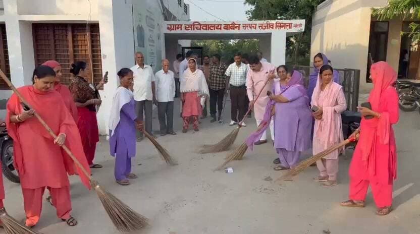 सेवा संकल्प अभियान के तहत गांव बबैन में स्वच्छता अभियान चलाया गया। स्वच्छता अभियान का शुभारंभ बबैन गांव के सरपंच संजीव सिंगला(गोल्डी)ने स्वयं झाड़ू लगाकर किया। इस अवसर पर बबैन खंड पंचायत अधिकारी सुशील मंगला पंचायती विभाग के अधिकारियों के अलावा पंचायत सदस्य एवं बड़ी संख्या में ग्रामीण भी उपस्थित रहे।