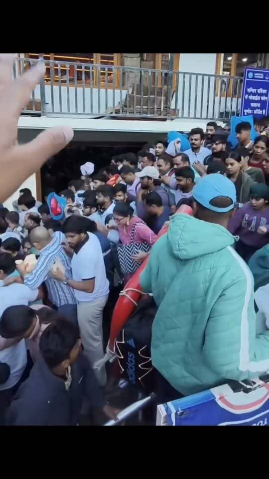 नैनीताल ज़िलें मै पटरी से बाहर हुई यातायात व्यवस्था 4 से 5 घंटे तक कल जाम में फंसे रहे लोग और आज कैंची धाम में शनिवार को भी उमड़ी श्रद्धालुओं की भीड़ से व्यवस्थाओं पर खड़े हो रहे सवाल...
𝑭𝒐𝒍𝒍𝒐𝒘𝒆𝒓𝒔. Udham Singh Nagar Police Uttarakhand Nainital Police Rudrapur online DM Udham Singh Nagar, Uttarakhand