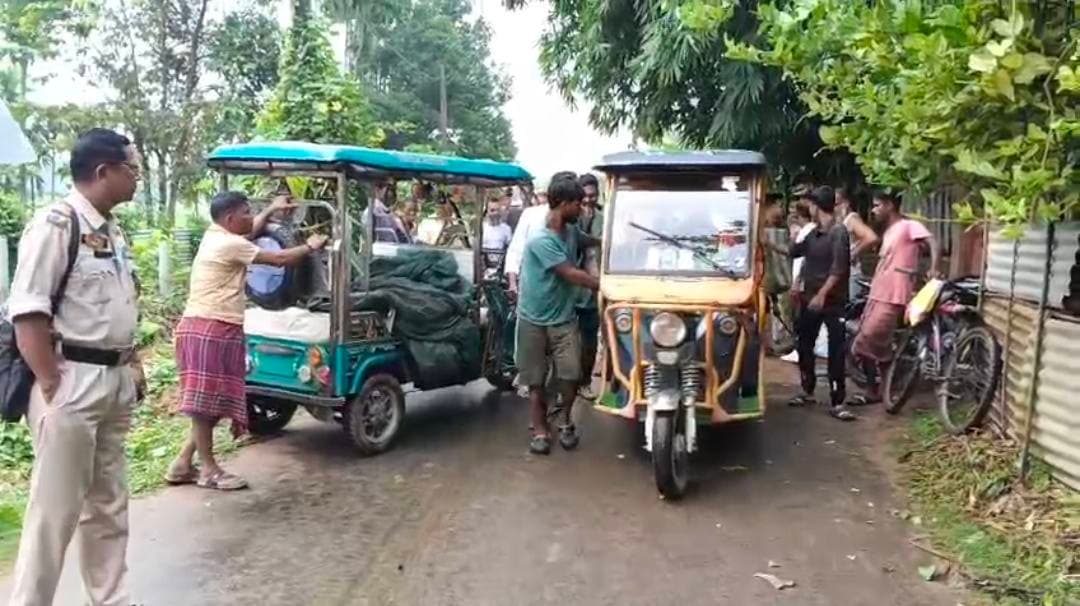 কৈলাশহর ইরাচোড়া এলাকায় ফিশারিতে মাছ চুরির অভিযোগ, তিন যুবক আটক
মাছভর্তি ব্যাগসহ তিনজনকে ধরে পুলিশের হাতে তুলে দিলেন এলাকাবাসী, পাঁচজন পলাতক