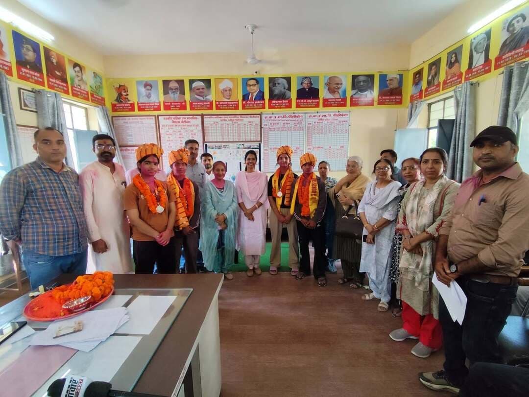 राज्य स्तरीय वेटलिफ्टिंग में पीलीबंगा की बेटियों का दबदबा: 3 छात्राओं ने जीते रजत पदक; कस्बे में भव्य स्वागत, निकाला विजय जुलूस
लालबहादुर भाखर #लालबहादुर_भाखर #RajasthanNews #hanumangarh #pilibanganews
पीलीबंगा (हनुमानगढ़)। स्थानीय राजकीय बालिका उच्च माध्यमिक विद्यालय की छात्राओं ने खेल जगत में पीलीबंगा सहित समूचे जिले का नाम रोशन किया है। जिला स्तर पर स्वर्ण पदक जीतकर अपना परचम लहराने के बाद इन बेटियों ने राज्य स्तर पर भी अपनी प्रतिभा का लोहा मनवाया।
शारीरिक शिक्षक सुभाष चंद्र सुथार ने जानकारी देते हुए बताया कि एसएमएस स्कूल एवं स्पोर्ट्स अकैडमी, उदयपुरवाटी (झुंझुनूं) में आयोजित 70वीं राज्य स्तरीय वेटलिफ्टिंग प्रतियोगिता में विद्यालय की चार छात्राओं ने भाग लिया था। 17 वर्ष आयु वर्ग में भावना (69 किग्रा भार वर्ग), याचिका (63 किग्रा भार वर्ग) और दीपिका (53 किग्रा भार वर्ग) ने शानदार प्रदर्शन करते हुए रजत पदक (सिल्वर मेडल) हासिल किए। वहीं 19 वर्ष आयु वर्ग में छात्रा सुषमा ने 63 किलोग्राम भार वर्ग में कड़ा मुकाबला पेश करते हुए उत्कृष्ट प्रदर्शन किया।
कस्बे में गूंजे जयकारे, बाजार से निकला विजय जुलूस
प्रतियोगिता संपन्न होने के बाद पदक विजेता छात्राओं के पीलीबंगा पहुंचने पर रेलवे स्टेशन पर उनका भव्य स्वागत किया गया। विद्यालय परिवार एवं कस्बेवासियों ने होनहार बेटियों को साफा व माला पहनाकर तथा मुंह मीठा कराकर बधाई दी। इसके बाद स्टेशन से मुख्य बाजार होते हुए विद्यालय परिसर तक गाजे-बाजे के साथ भव्य विजय जुलूस निकाला गया, जहां नागरिकों ने भी छात्राओं का उत्साहवर्धन किया।
विद्यालय में सम्मान समारोह, स्टाफ ने की सराहना
जुलूस के विद्यालय पहुंचने पर समस्त स्टाफ द्वारा विशेष सम्मान समारोह का आयोजन कर छात्राओं का अभिनंदन किया गया और उपस्थित सभी लोगों के लिए अल्पाहार की व्यवस्था की गई। इस अवसर पर विद्यालय की प्रधानाचार्य श्रीमती विनोद कुमारी, उप प्रधानाचार्य श्रीमती सुप्रीत कौर सहित व्याख्याता ओमप्रकाश, सतपाल रोज, रिंपल गोयल, सीमा अरोड़ा, रितु स्वामी, सुभाष चंद्र, कमलेश रानी, कर्मजीत कौर, सुषमा रानी, महावीर सिहाग, बबीता चौधरी, विकास तथा बड़ी संख्या में अभिभावक व ग्रामीण मौजूद रहे। संस्था प्रधान ने इस उपलब्धि को विद्यालय व क्षेत्र के लिए ऐतिहासिक बताते हुए छात्राओं के उज्ज्वल भविष्य की कामना की।