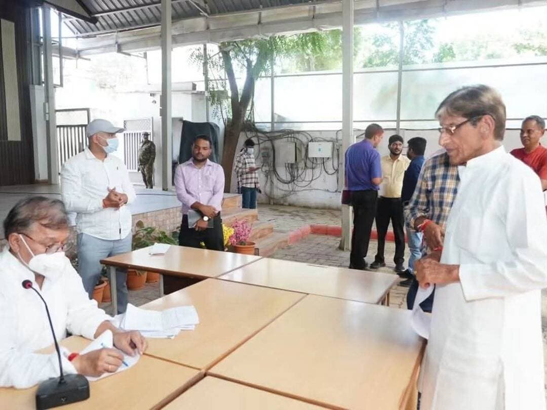 पानी, बिजली, सड़कें और आवास के साथ मुफ्त इलाज और बेहतर शिक्षा देना सरकार की जिम्मेदारी
- ऊर्जा मंत्री श्री तोमर
ऊर्जा मंत्री श्री तोमर ने जनसुनवाई में किया समस्याओं का यथोचित समाधान
जन-जन का कल्याण ही केन्द्र और राज्य सरकार का मुख्य उद्देश्य और प्राथमिक जिम्मेदारी है कि सरकार समाज के हर वर्ग, विशेषकर गरीब, वंचित और जरूरतमंद लोगों के जीवन स्तर को बेहतर बनाने के लिए काम कर रही है। यह बात ऊर्जा मंत्री श्री प्रद्युम्न सिंह तोमर ने शनिवार को रेसकोर्स रोड स्थित अपने सरकारी कार्यालय पर जनसुनवाई करते हुए कही। जिला प्रशासन, पुलिस प्रशासन, नगर निगम प्रशासन, विद्युत वितरण कंपनी, महिला बाल विकास विभाग, खाद्य एवं नागरिक आपूर्ति विभाग सहित अन्य विभागों के अधिकारी उपस्थित रहे। इस दौरान ऊर्जा मंत्री श्री प्रद्युम्न सिंह तोमर ने जन सुनवाई में अपनी समस्याएं लेकर पहुंचे हर आवेदक से एक-एक कर बात कर उनकी समस्या सुनकर यथोचित समाधान किया।
ऊर्जा मंत्री ने कहा कि देश के यशस्वी प्रधानमंत्री श्री नरेन्द्र मोदी तथा प्रदेश के मुख्यमंत्री डॉ.मोहन यादव के साथ ही केन्द्रीय संचार एवं पूर्वोत्तर क्षेत्र विकास मंत्री श्री ज्योतिरादित्य सिंधिया की सोच हर जरुरतमंद को सरकार की जनकल्याणकारी योजनाओं का लाभ पहुंचाने की है। इसी सोच को धरातल पर उतारने के लिए सरकार निरंतर कटिबद्ध है। ऊर्जा मंत्री श्री तोमर ने कहा कि स्वास्थ्य और शिक्षा के क्षेत्र में ग्वालियर निरंतर प्रगति कर रहा है। सभी नागरिकों को सस्ती व गुणवत्तापूर्ण स्वास्थ्य सेवाएं और मुफ्त इलाज और बच्चों को बेहतर शिक्षा प्रदान की जा रही है। रोजगार के अवसर पैदा कर सरकार युवाओं के कल्याण के लिए कार्य कर रही है। यही नहीं सरकार द्वारा पेंशन योजनाओं के जरिए समाज के कमजोर वर्गों को वित्तीय सहायता भी प्रदान की जा रही है।
ऊर्जा मंत्री श्री प्रद्युम्न सिंह तोमर ने कहा कि साफ पानी, बिजली, पक्की सड़कें और आवास जैसी बुनियादी जरूरतें हर घर तक पहुंचाना सुनिश्चित किया गया है। सरकार का प्रयास कानून व्यवस्था बनाए रखकर यह सुनिश्चित करना कि विकास का लाभ किसी एक वर्ग को नहीं, बल्कि समाज में अंतिम पायदान पर खड़े व्यक्ति तक पहुंचे।
#gwalior
#JanSunwai
PRO Gwalior
Jansampark Madhya Pradesh
CM Madhya Pradesh