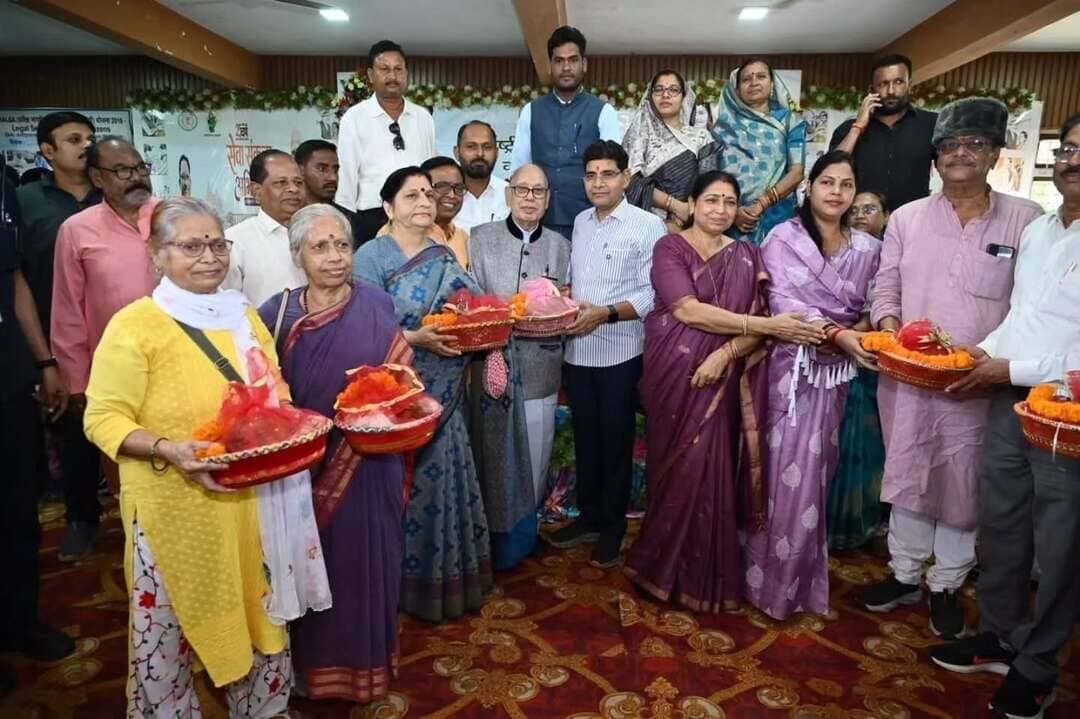 #सेवा_संकल्प_अभियान: अंतर्राष्ट्रीय वृद्धजन दिवस पर वरिष्ठ नगरिकों का किया गया सम्मान।
बुजुर्गो ने कैरम और शतरंज मे दिखाया बचपन का उत्साह।
वरिष्ठजन सच्चे मार्गदर्शक,उनका सम्मान ही हमारा वास्तविक गौरव- राजस्व मंत्री श्री वर्मा।
#balodabazar
#SevaSankalpBB
#Chhattisgarh