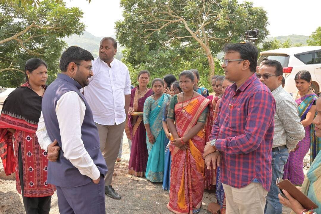 ଆଜି କୋରାପୁଟ ଜିଲ୍ଲାପାଳ ସେମିଳିଗୁଡା ବ୍ଲକ ଅନ୍ତର୍ଗତ ସୁବାଇ, ପରଜାମୁଠାଇ, ଦଳେଇଗୁଡ଼ା ଓ ହାଟଗୁଡ଼ା ଗ୍ରାମପଞ୍ଚାୟତ ଗସ୍ତ କରିଛନ୍ତି। ଏହି ଅବସରରେ 'ଏକ ପେଡ଼ ମାଁ କେ ନାମ' ଅଭିଯାନ ଅନ୍ତର୍ଗତ ବୃକ୍ଷରୋପଣ କରିବା ସହ ପଞ୍ଚାୟତରେ ଚାଲିଥିବା ବିଭିନ୍ନ ଉନ୍ନୟନମୂଳକ କାର୍ଯ୍ୟର ଅଗ୍ରଗତି ସମୀକ୍ଷା କରିଥିଲେ।
CMO Odisha
Mission Shakti Spmu
Department of Agriculture and Farmers' Empowerment, Odisha
Works Department, Odisha
Ipr Odisha